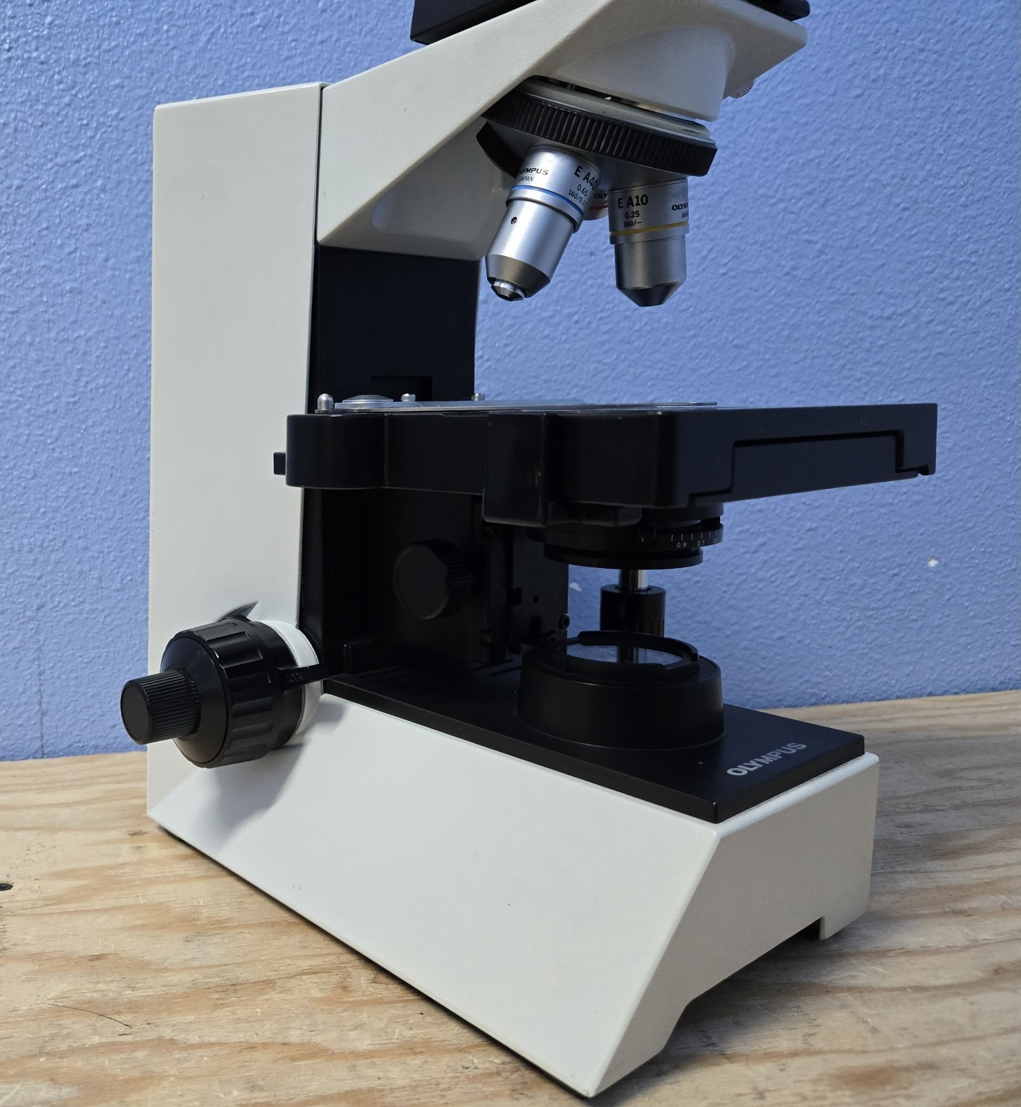 OLYMPUS CH30 CH30RF100 BINOCULAR MICROSCOPE W/OBJECTIVES 4 X 10X 40X (INV02)