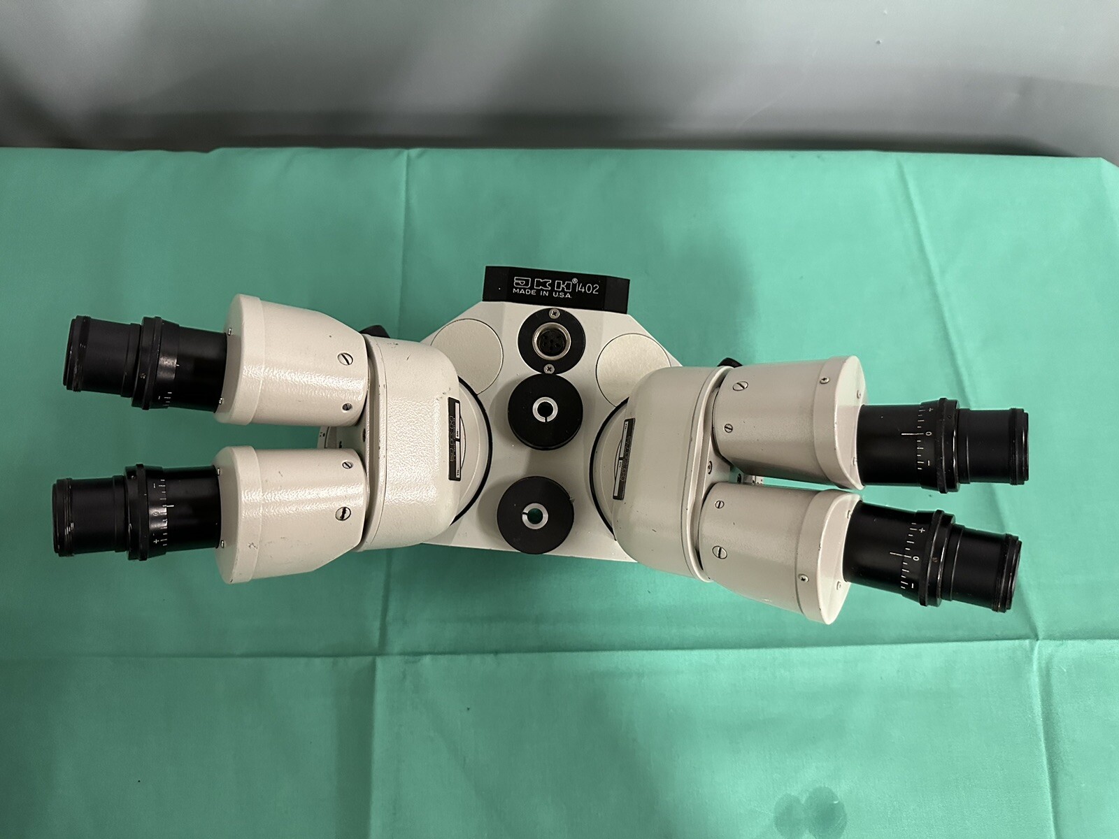 JKH 1402 Microscope Head, Dual Binoculars, 200mm Objectives, Nikon 10X Eyepieces