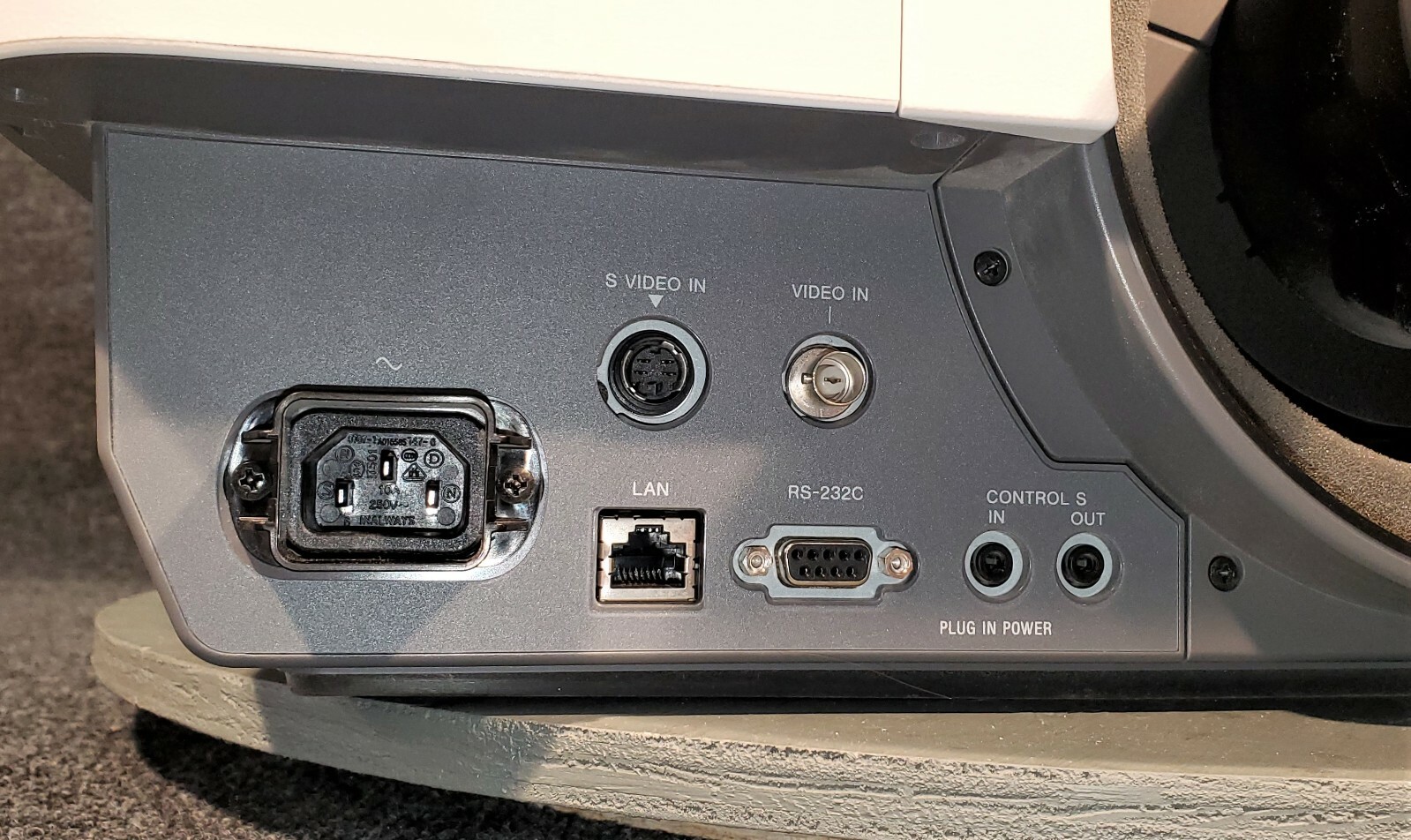 SONY VPL-FH500 WUXGA PROJECTOR w/ REMOTE CONTROL, LENS COVER. ONLY 285 LAMP HRS!