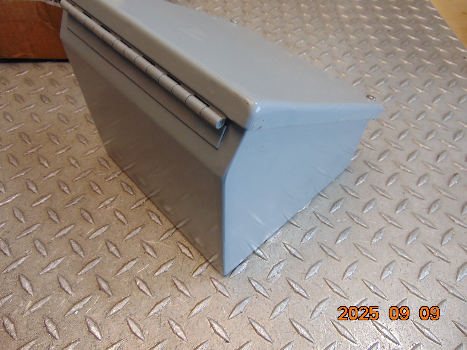 HOFFMAN C8C8 CONSOLET ENCLOSURE SLOPED-TOP HINGED LID 8x8x7.09