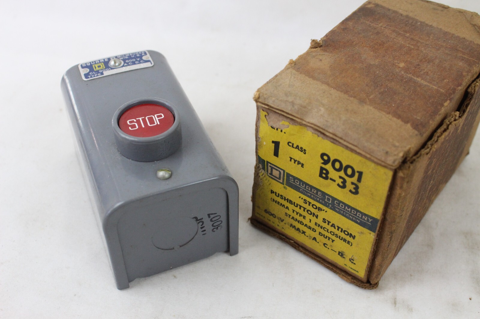 New NIB Square D Class 9001 B33 Stop Push Button Station Nema 1 B-33