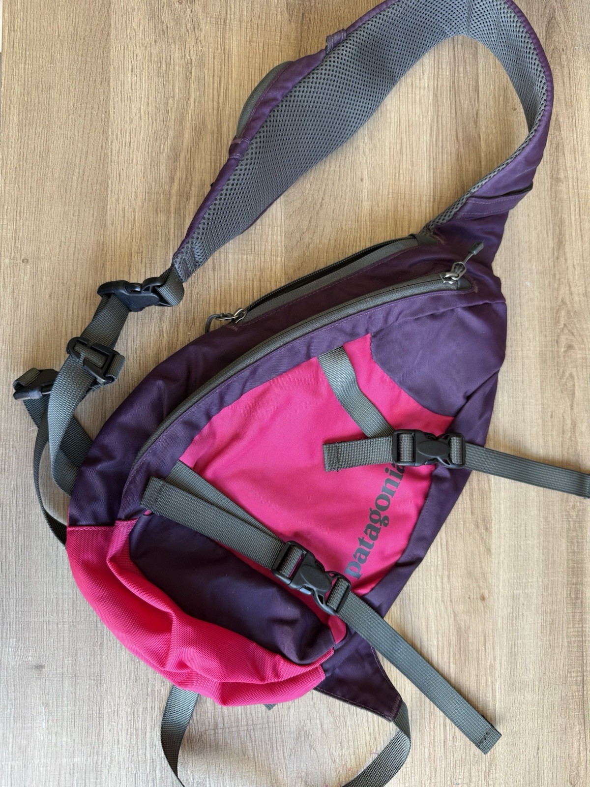 NEW Patagonia Atom Sling Bag Backpack 8L Fuchsia And Purple Crossbody