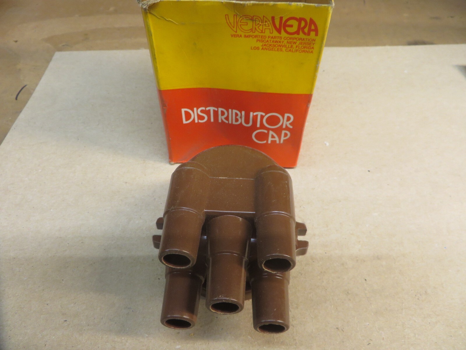 DISTRIBUTOR CAP VERA OEM # 15-00909 # 8648 vintage new N O S
