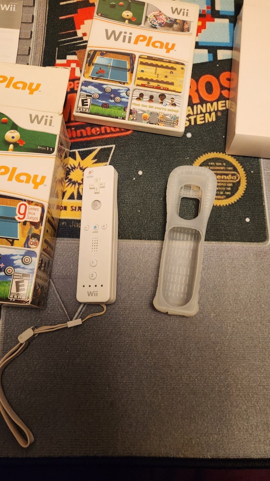 Nintendo Wii Play (2007) Bundle w/ Wii Remote, Manual, Case, Silicone Jacket