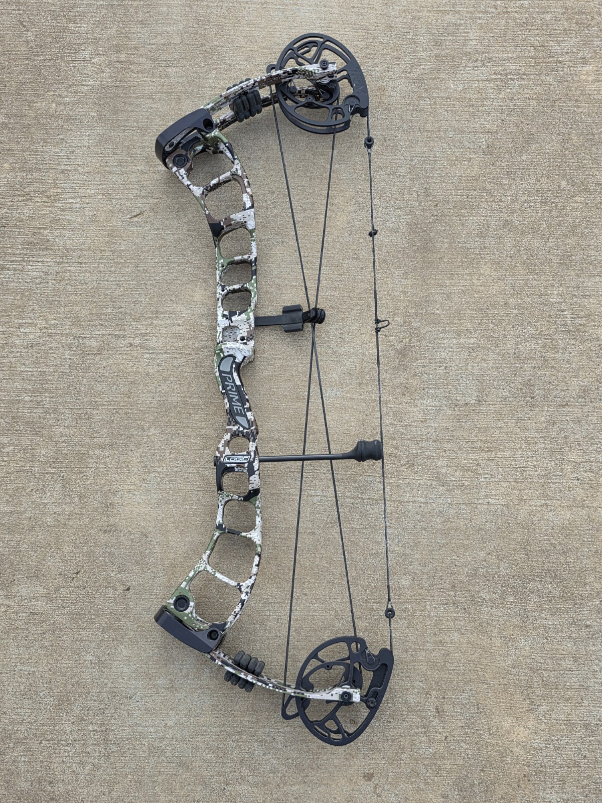Prime Logic RH  28" DL 50-60# Compound Bow Optifade Subalpine