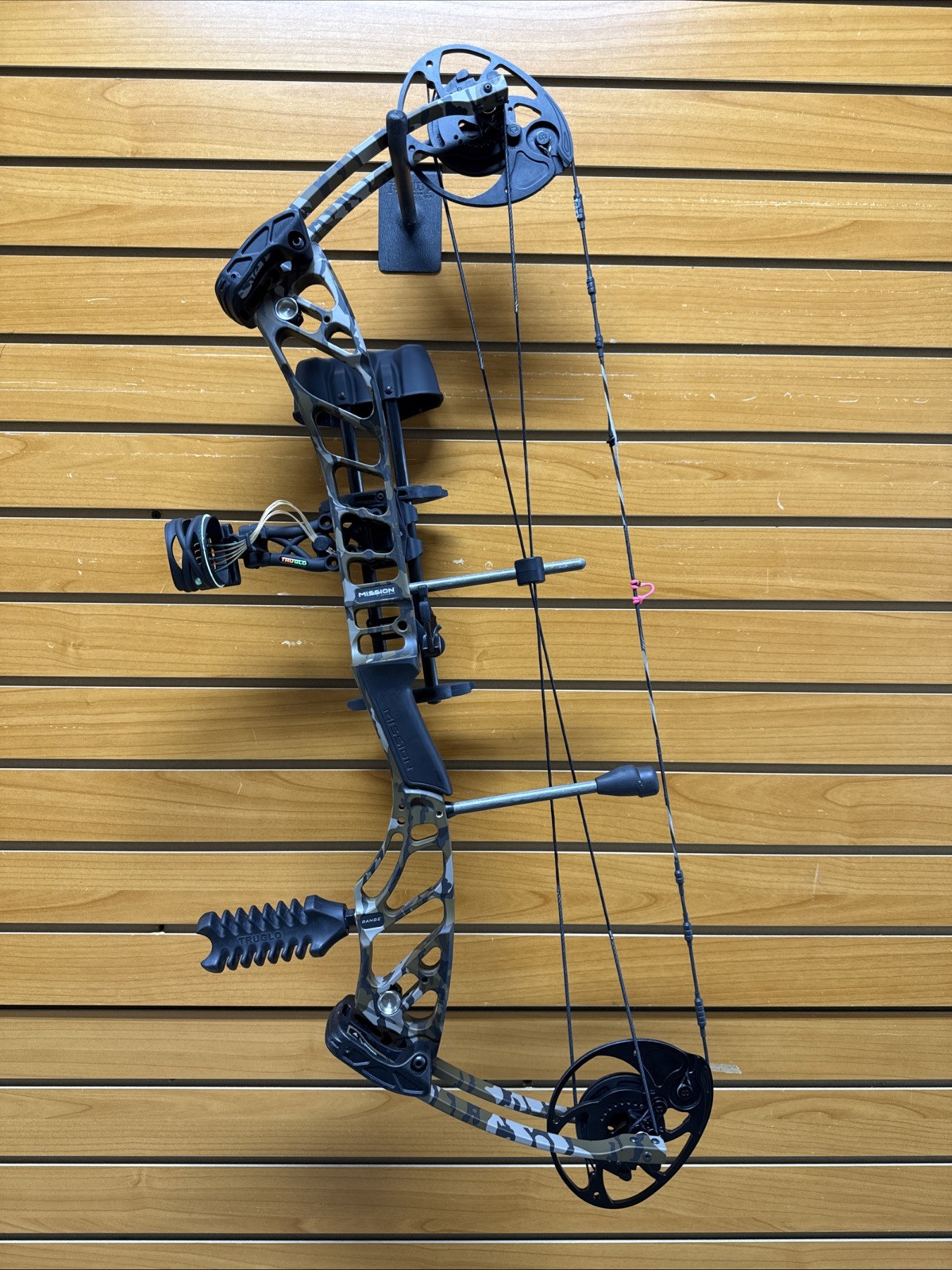 Item 4289 - Mission Archery Compound Bow Range RH Bottomland With Package