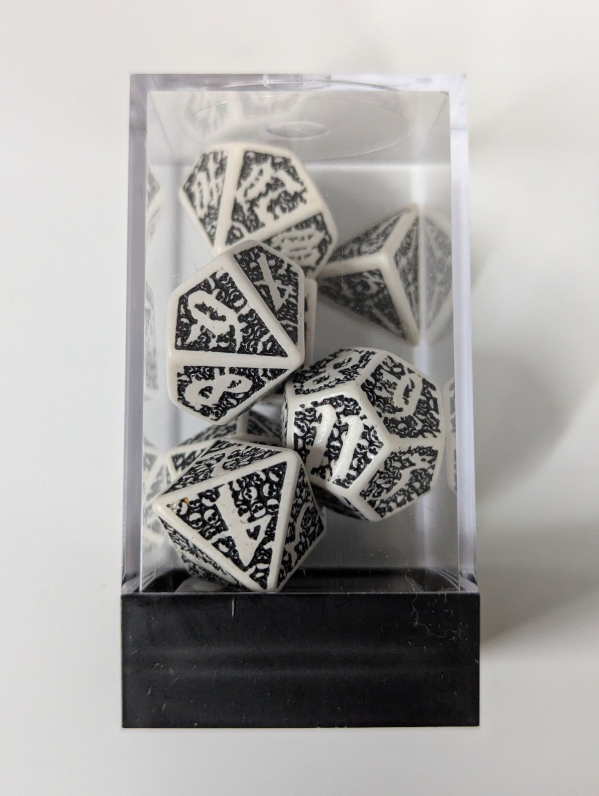 Q Workshop Skull II 2006 White w/Black Skulls 7 Dice Polyhedral Set RARE