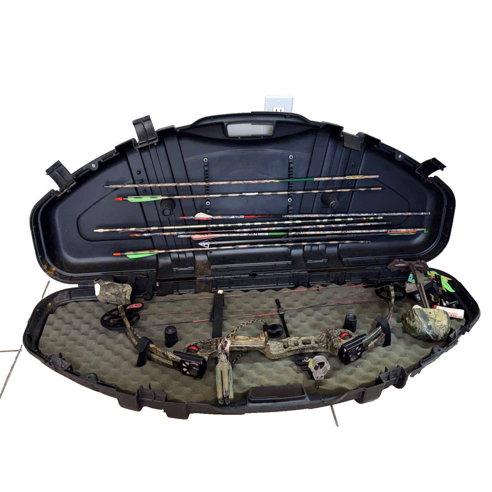 Buckmasters Compound Bow Kit w/ Case Arrows Rest Hunting Archery Set