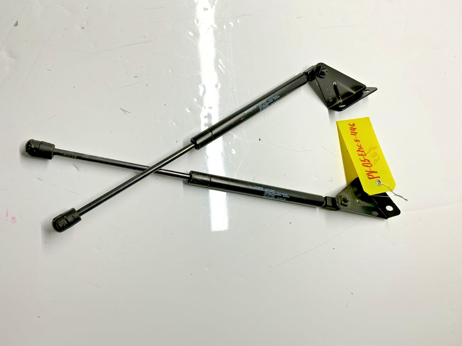 Volvo VNL Side Fairing Gas Strut with Bracket PN 21412388 20464871