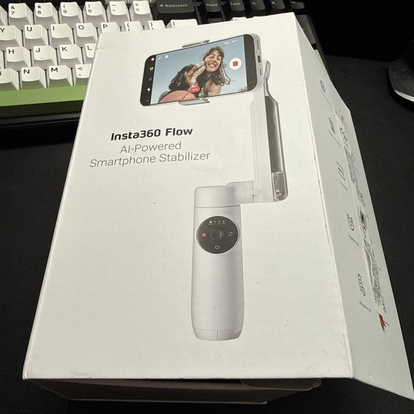 Insta360 Flow  AI-Powered 3-Axis Smartphone Gimbal Stabilizer with magsafe adt