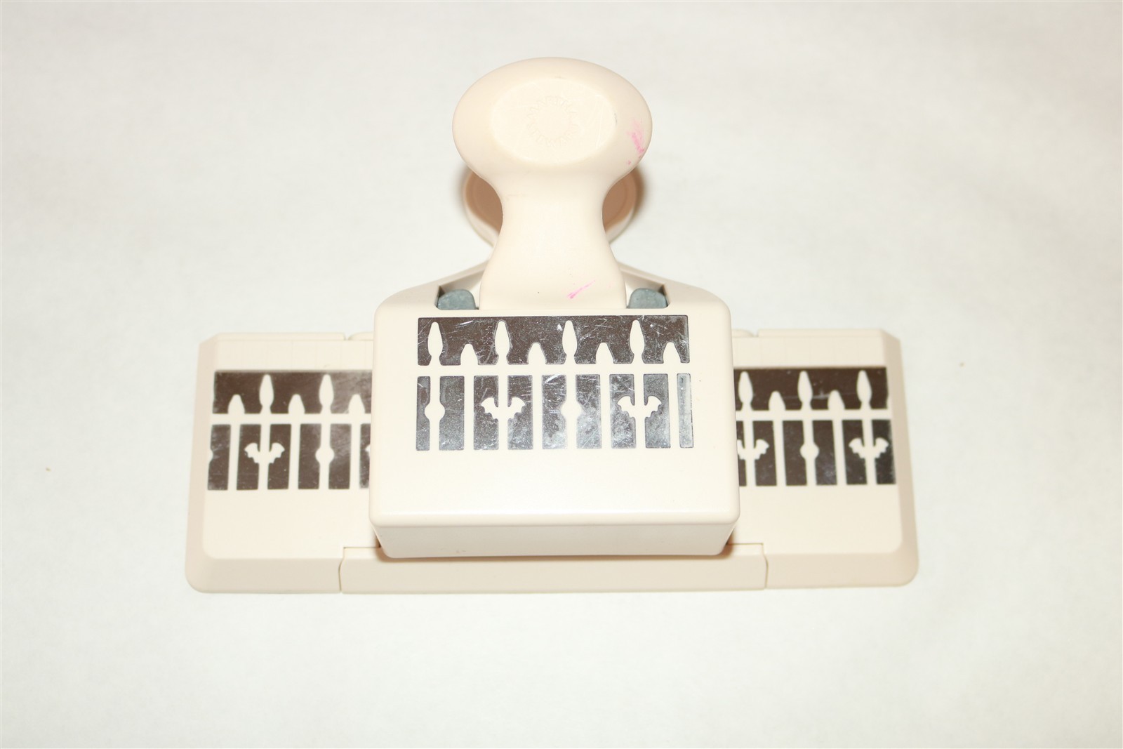 MARTHA STEWART PAPER PUNCH - Picket Fence Border
