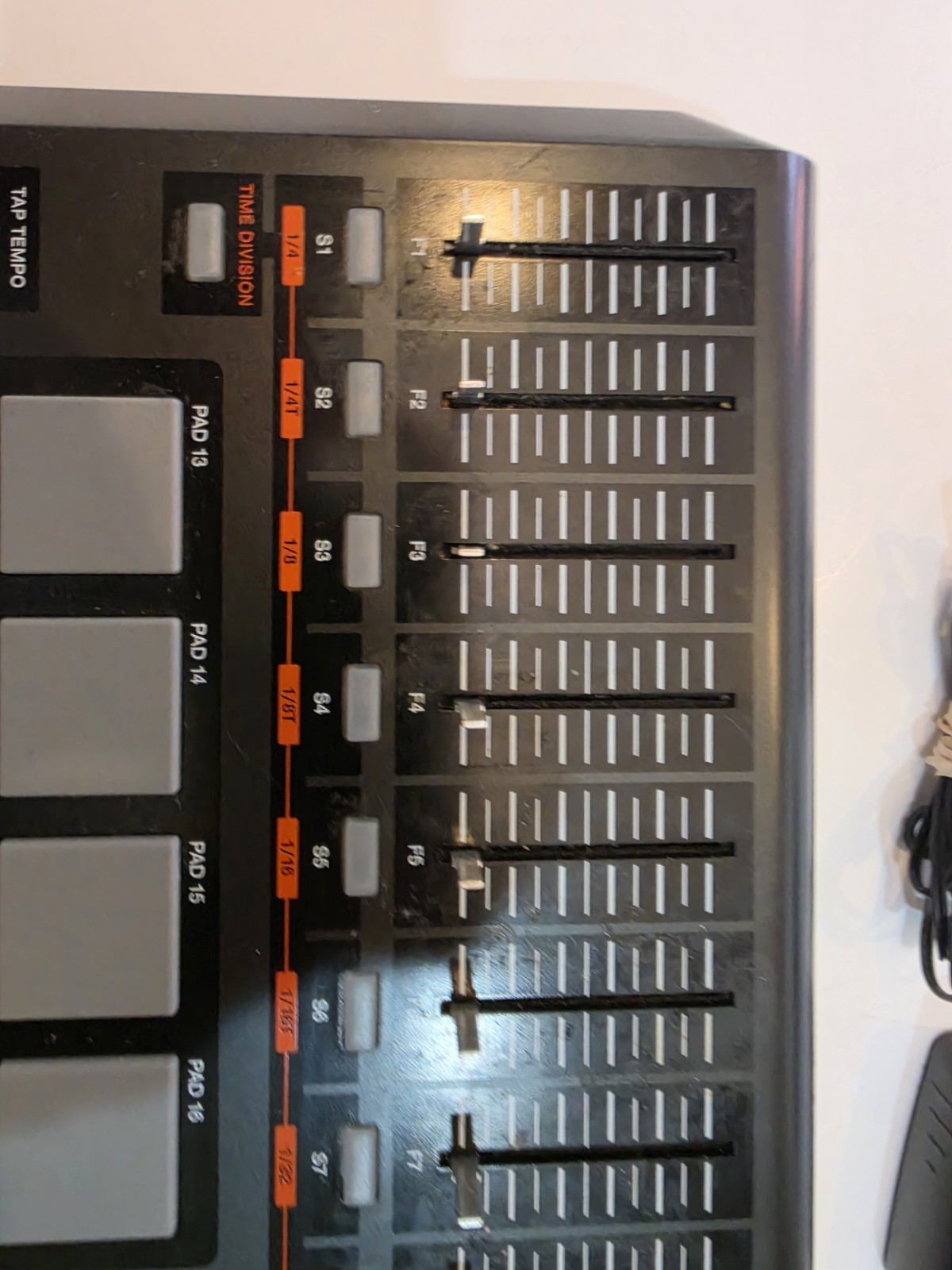 Akai Professional MPD32 USB/MIDI Pad Controller
