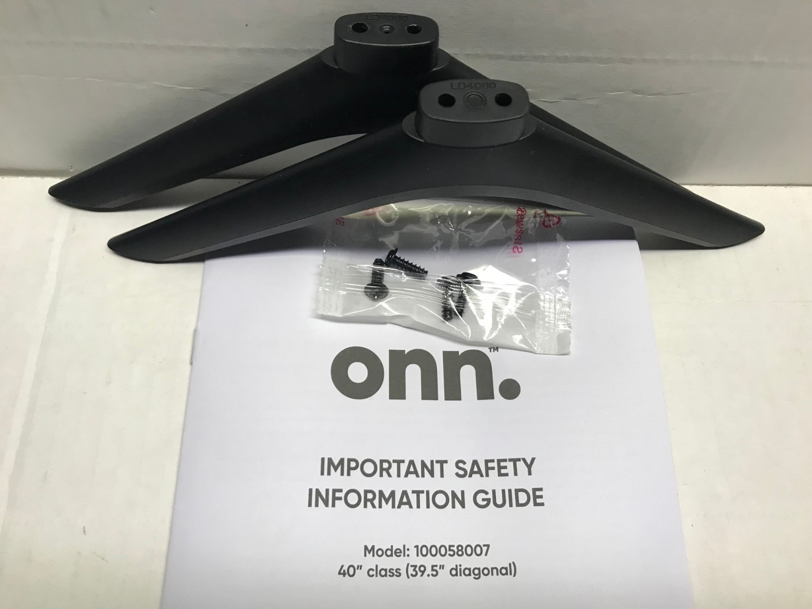 ONN 40"  100058007 Feet W Screws  Check Version LD4080
