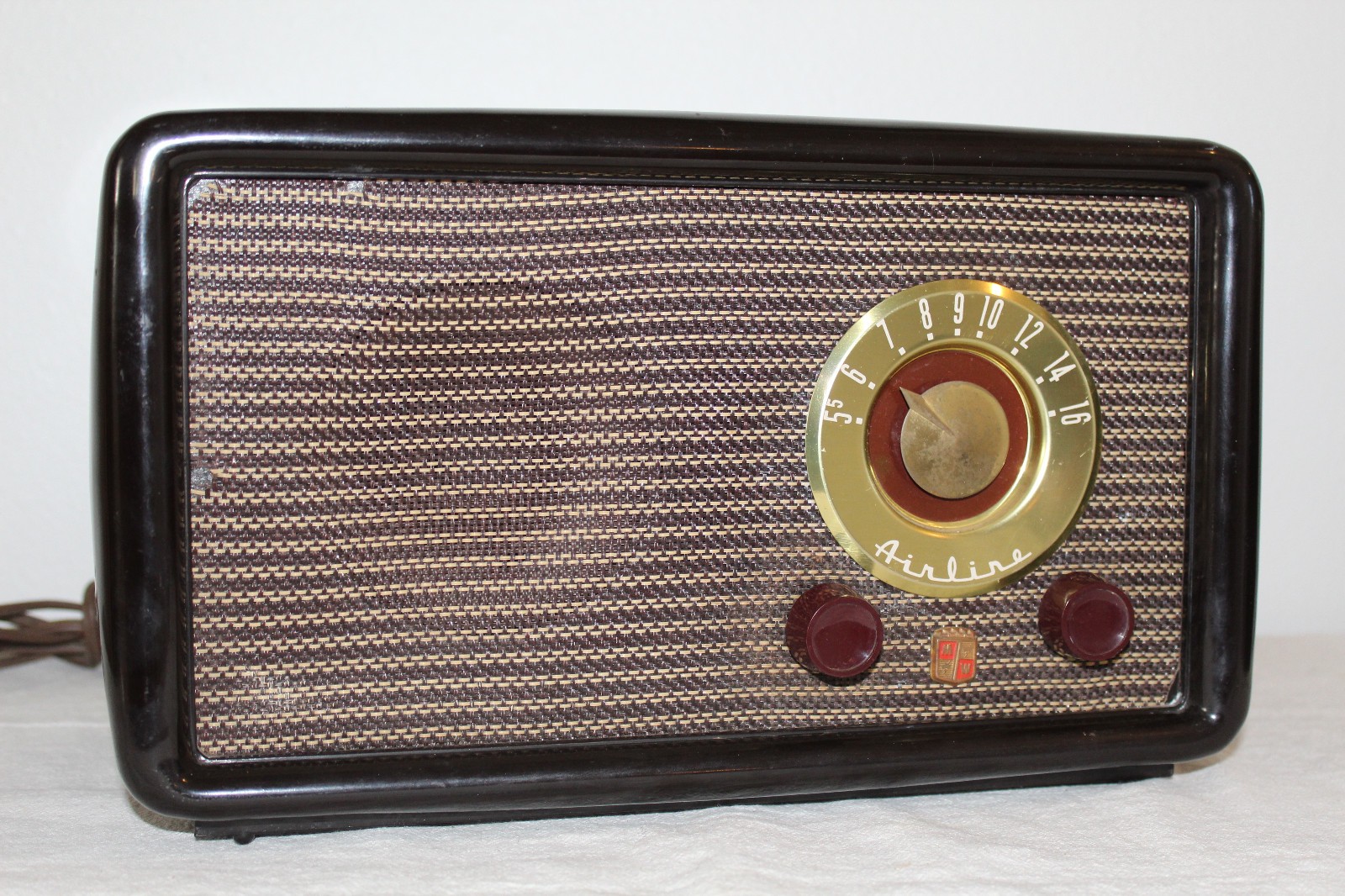 Airline Model 15-H , Plastic 5 Tube Tabletop Radio - 1951
