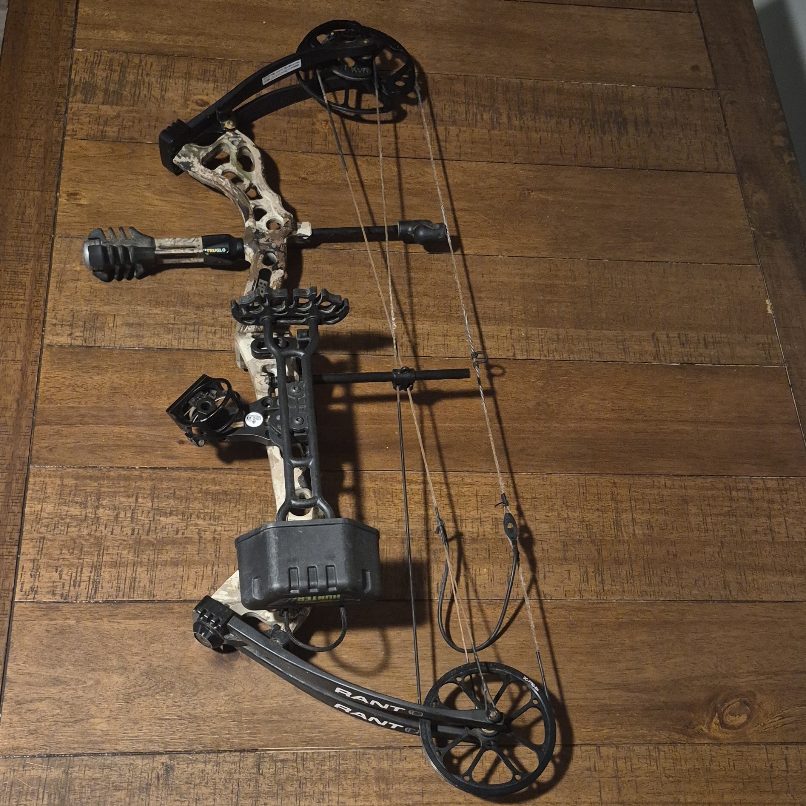 Bear Archery Rant Compound Bow Right Hand Bow Hunting Camo with Accessories