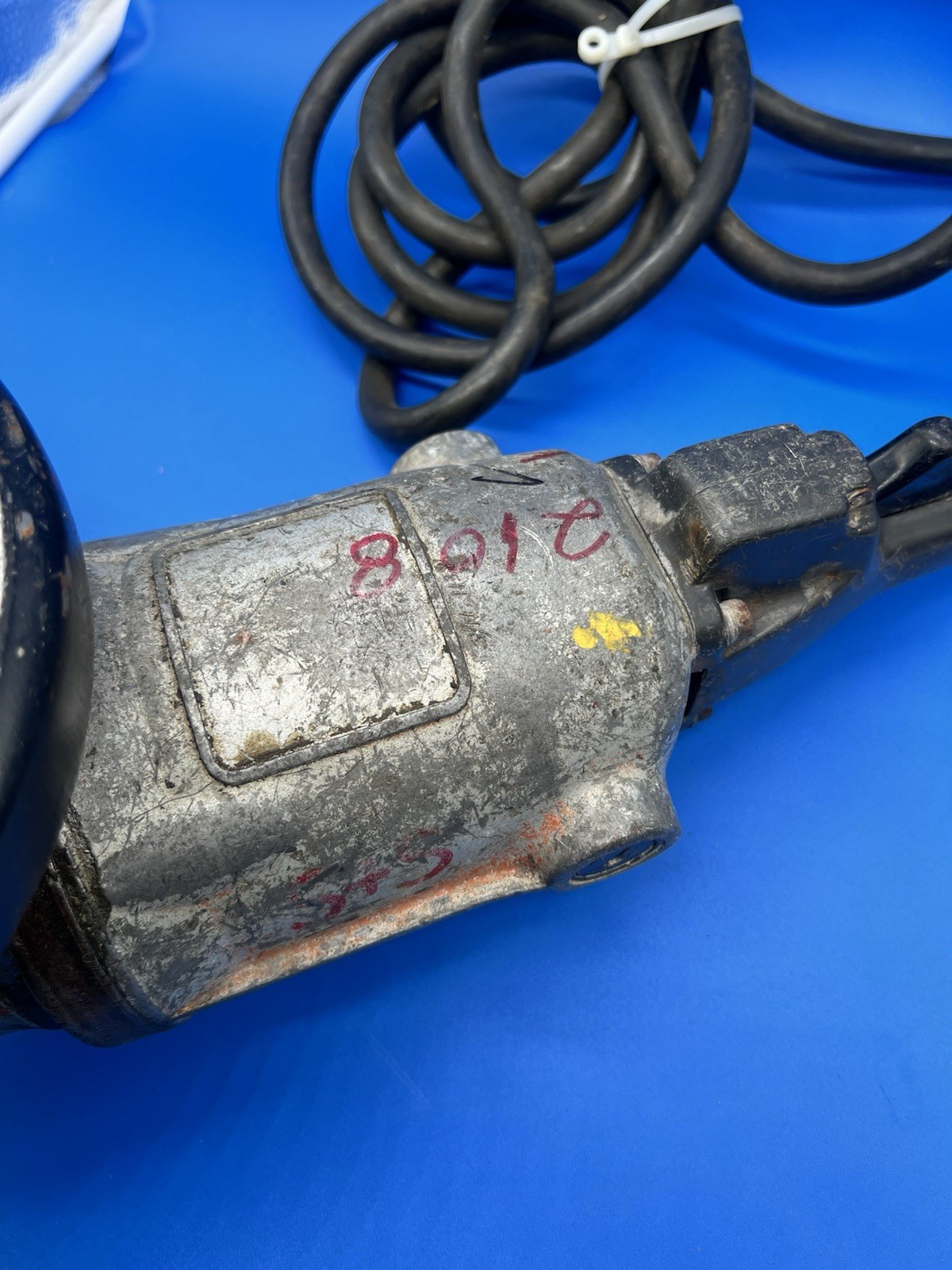 Black & Decker 4076 Industrial HeavyDuty Wildcat 7" Angle Grinder Working