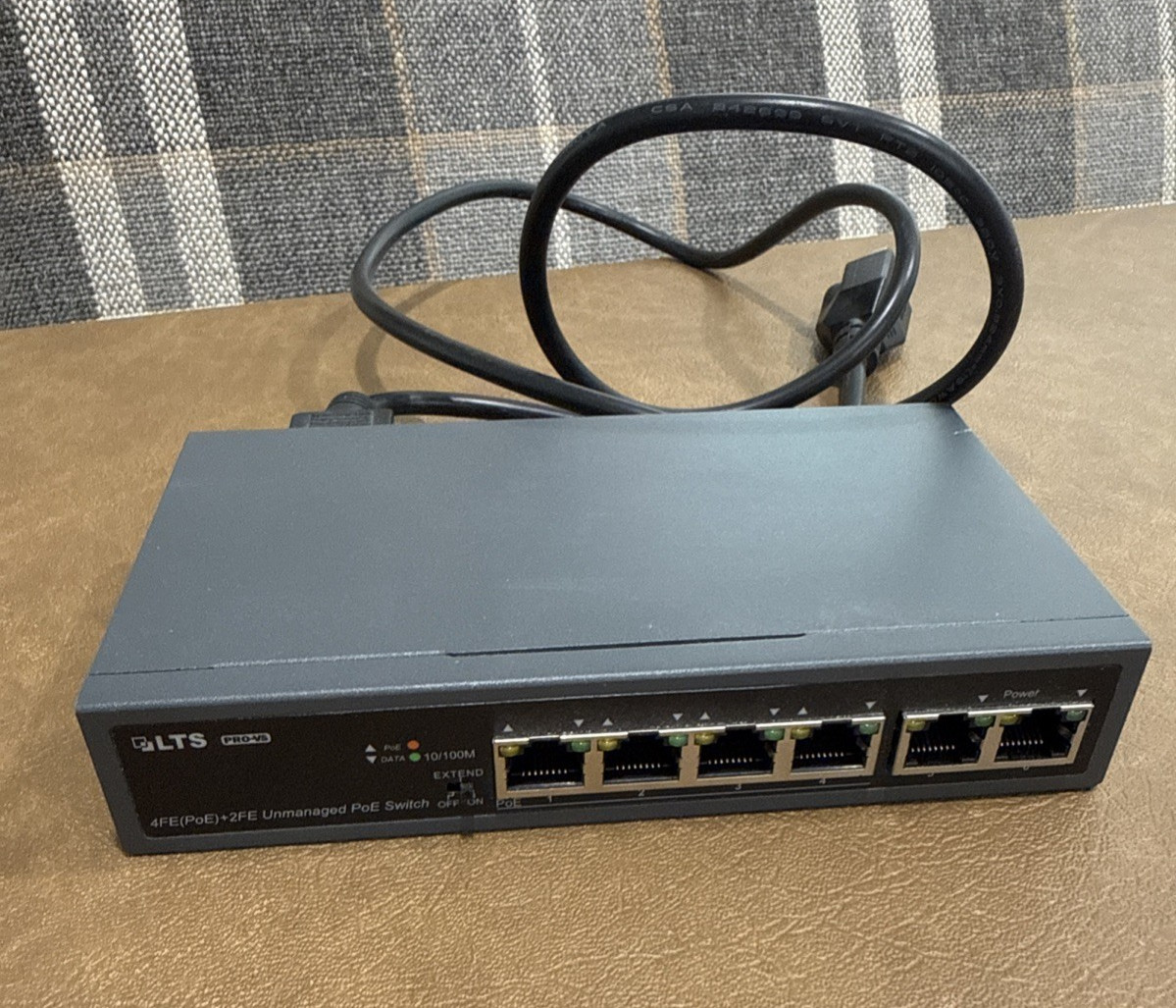 LTS VSPOE-SW402 4-Port 10/100Mbps PoE Switch - 2 Uplink ports - with cord