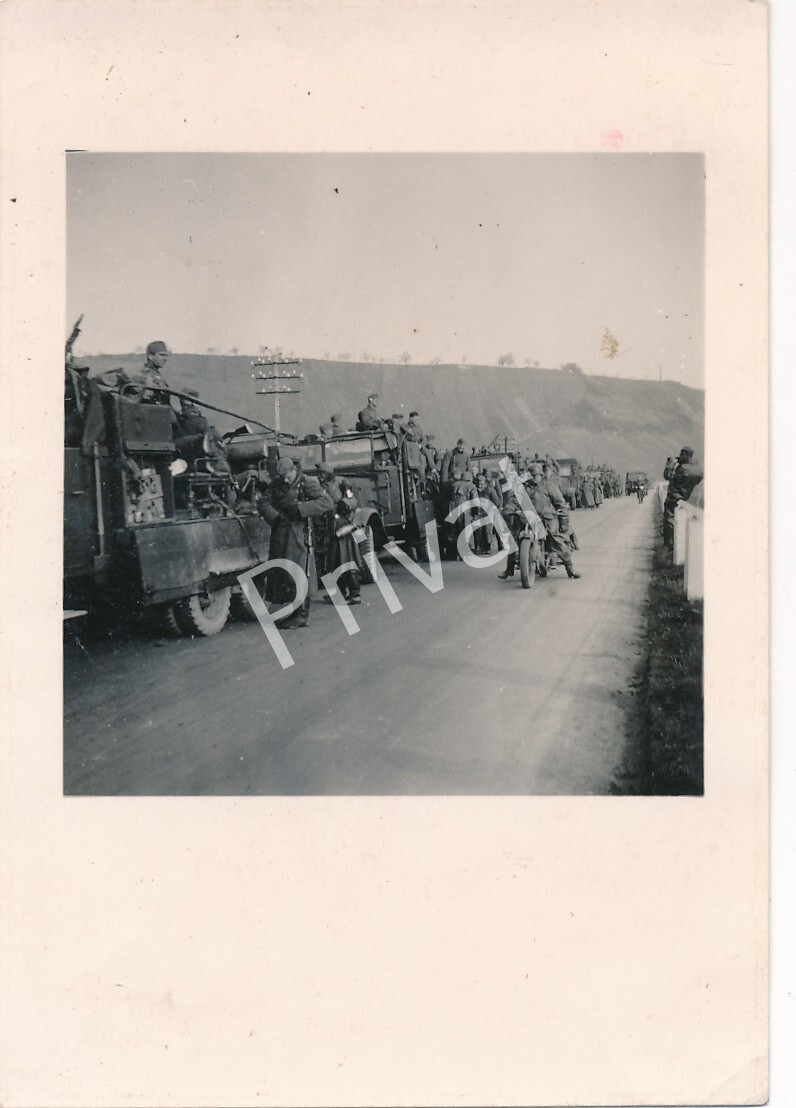 Photo WW II Wehrmacht Vehicle Convoy Soldiers Truck Break K1.83