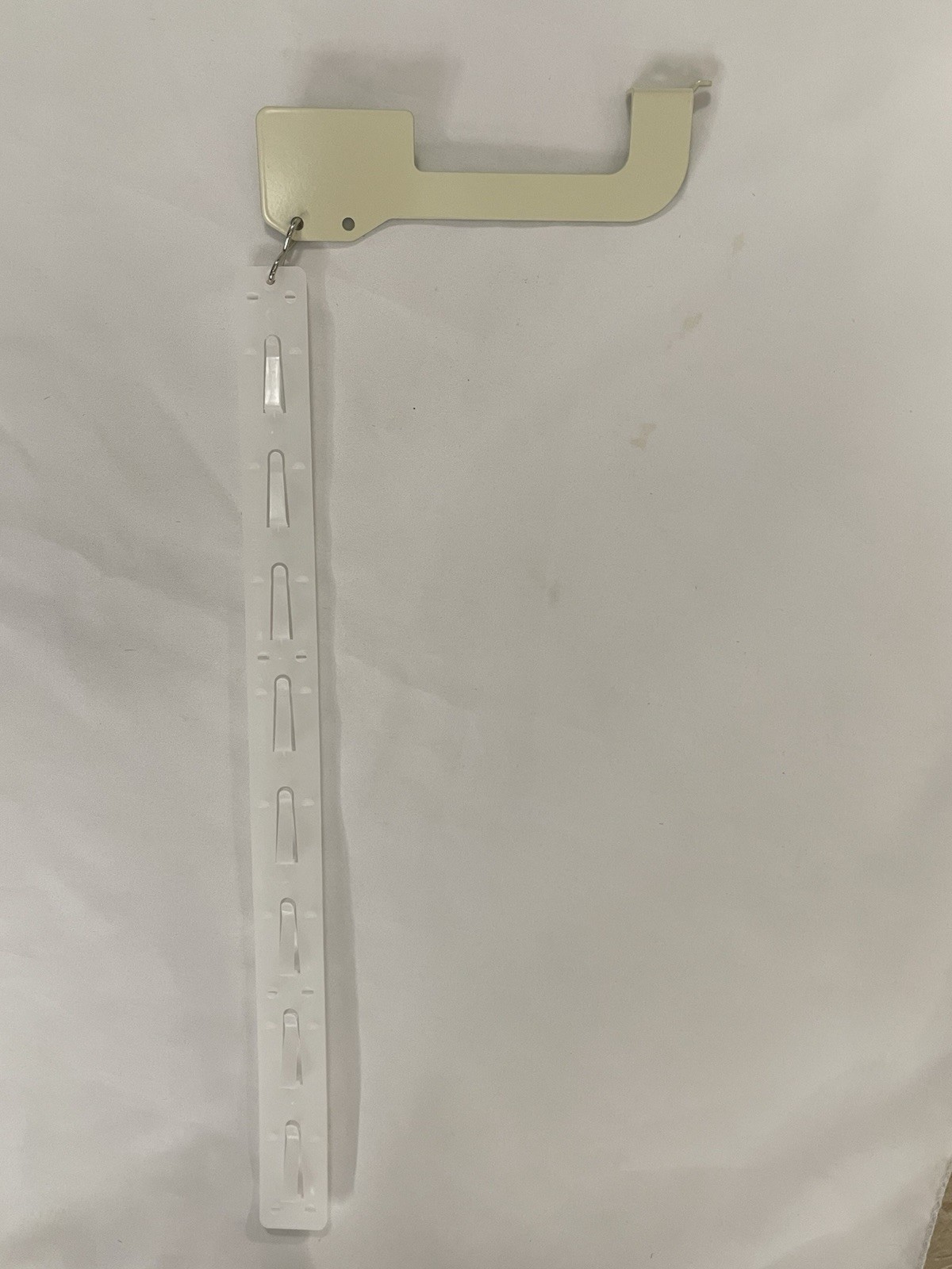 2 pack Undermount Retail Clip Hanging Merchandise 8 Prong Plastic Display Strip