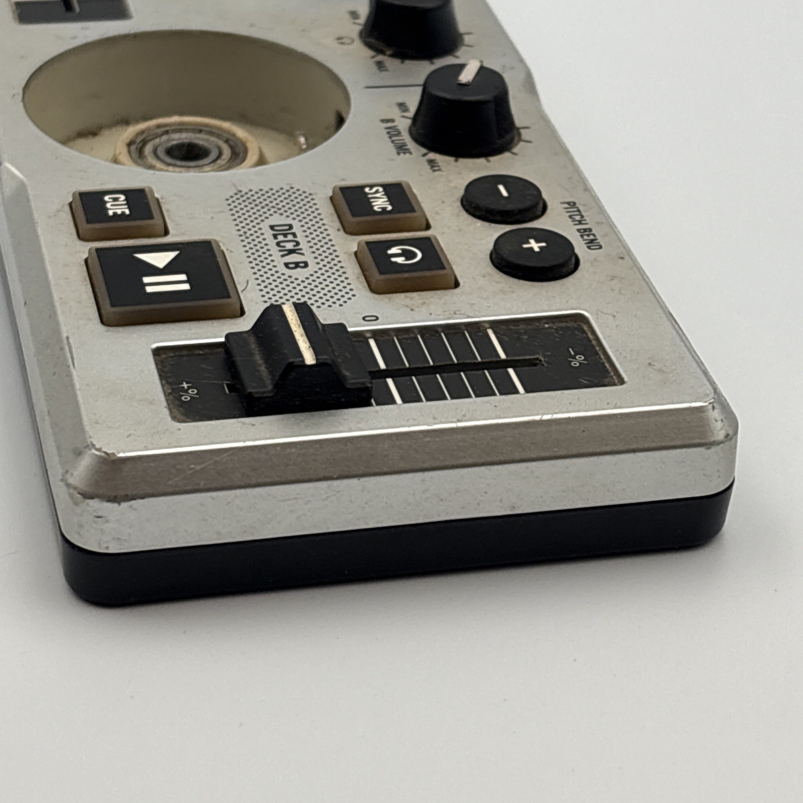 Numark DJ2Go Double Deck Portable USB DJ Controller with Loop/Sampler - READ!