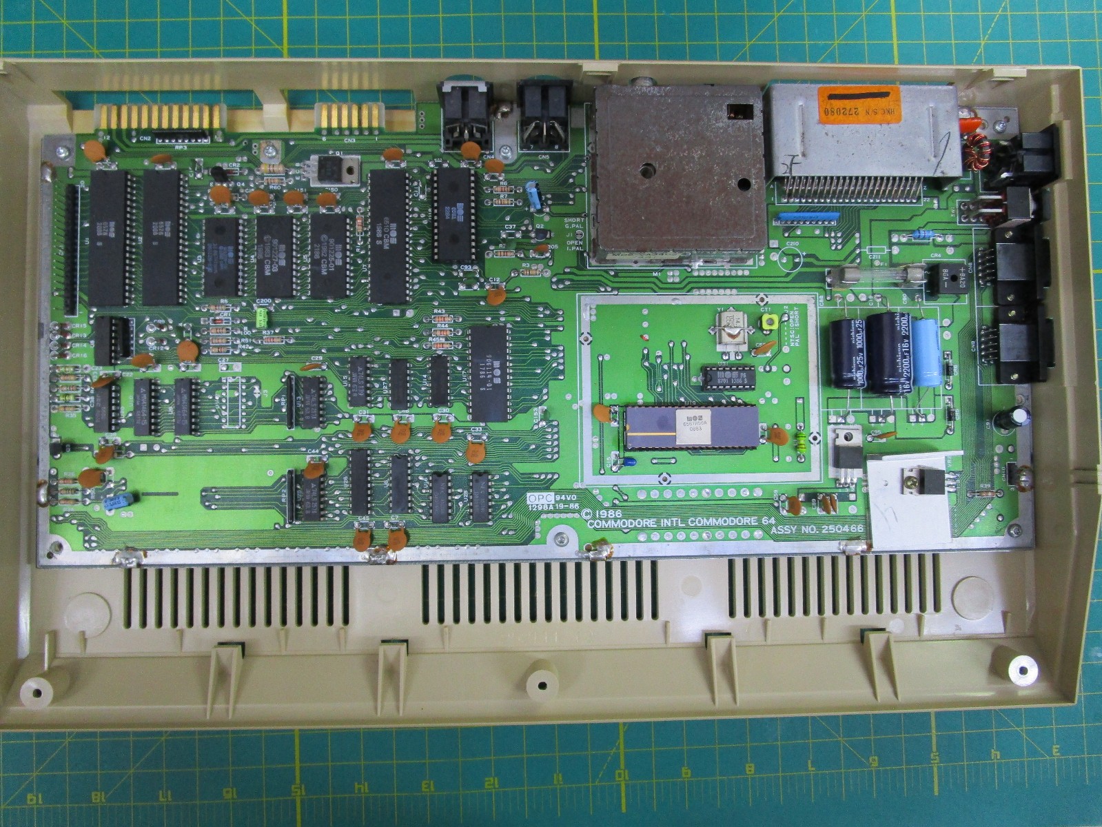 COMMODORE 64C COMPUTER 250466 HEATSINKS C64C TESTED AND WORKING LOT#X8 💻