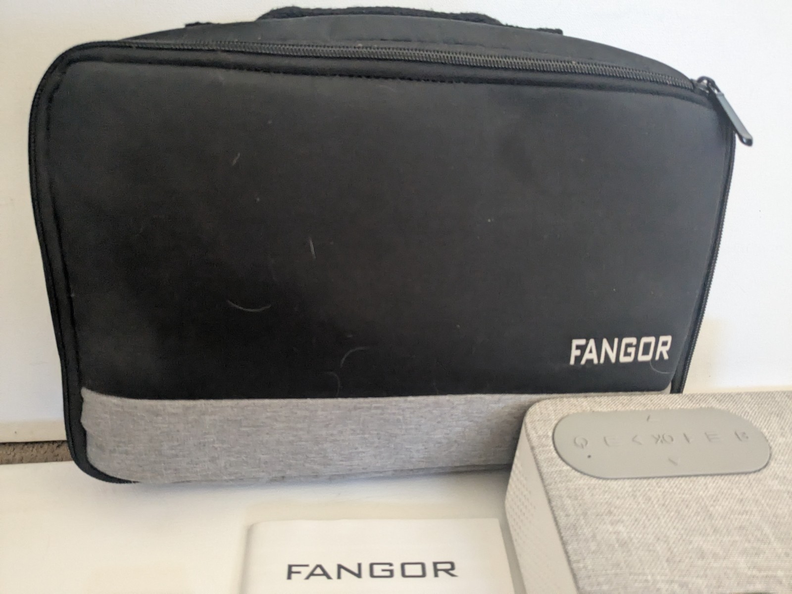 FANGOR Multimedia Projector Bundle Model F-206B with carrying case