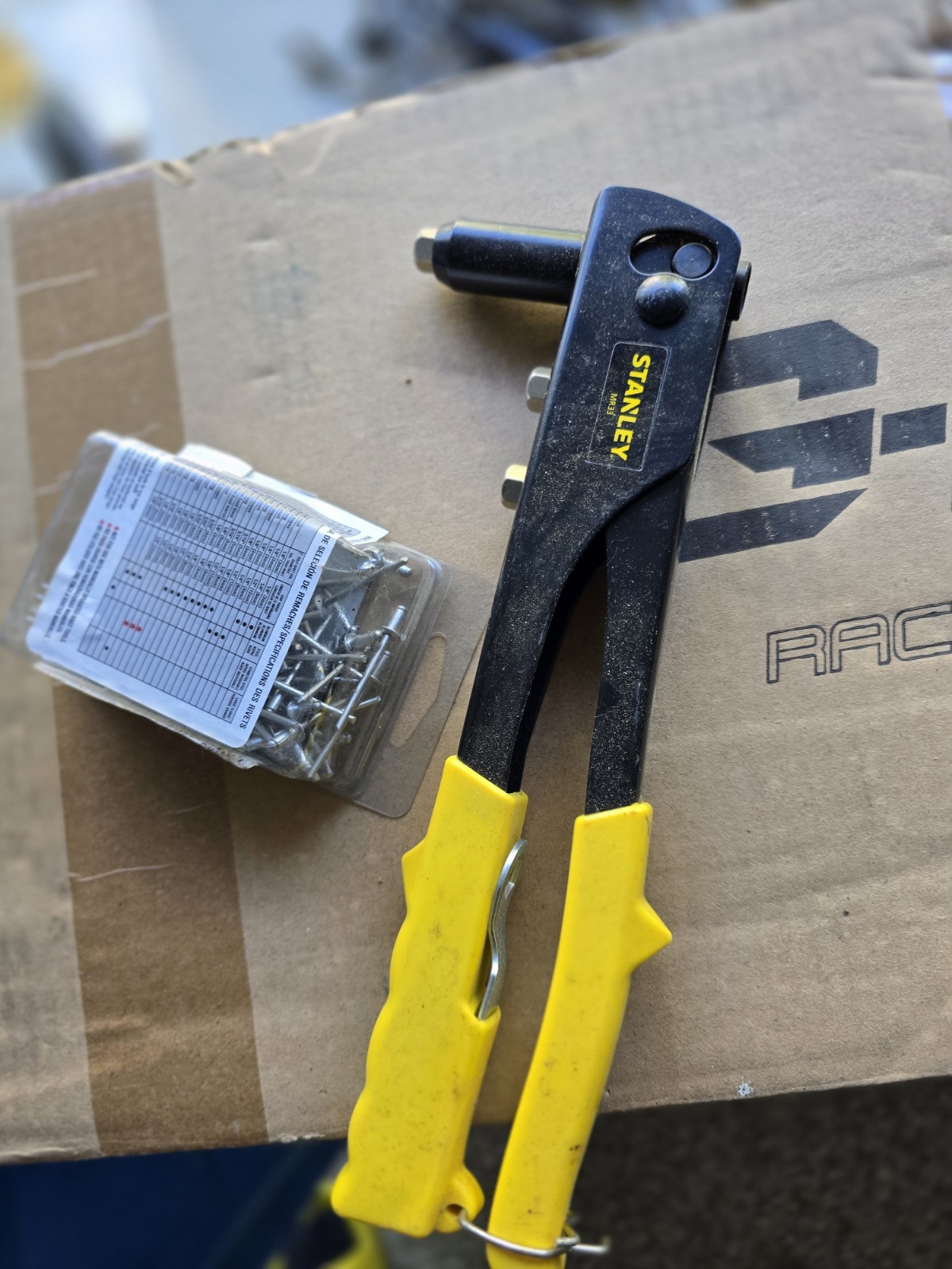 Stanley MR33 Medium Duty Riveter for 3mm 4mm 5mm Rivets, comes with 3mm rivets