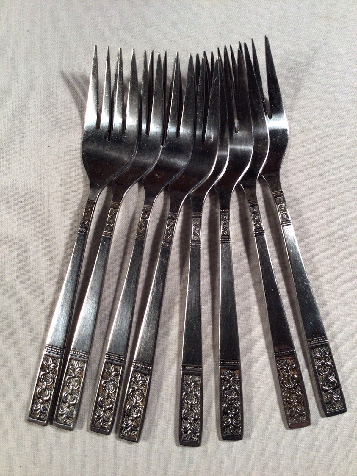 VINTAGE Customcraft SET 8 SALAD FORKS FLEUR de LIS Stainless Flatware Taiwan