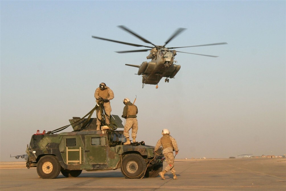 2005 USMC CH-53E Sea Stallion to Lift 25th Marines HMMVW Al Asad Iraq 4x6 Photo