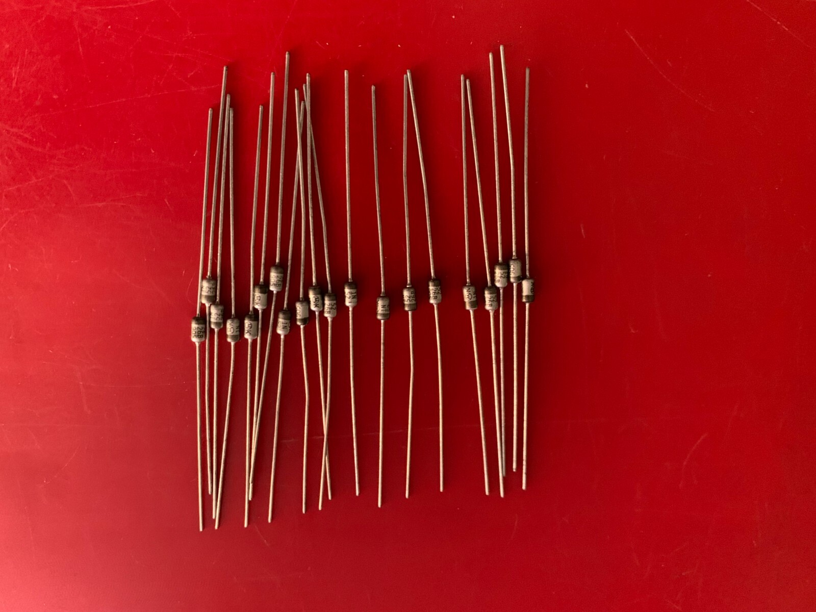 20x 1N5226B MOTOROLA DIODE ZENER 3.3V 500MW DO35 IN5226B
