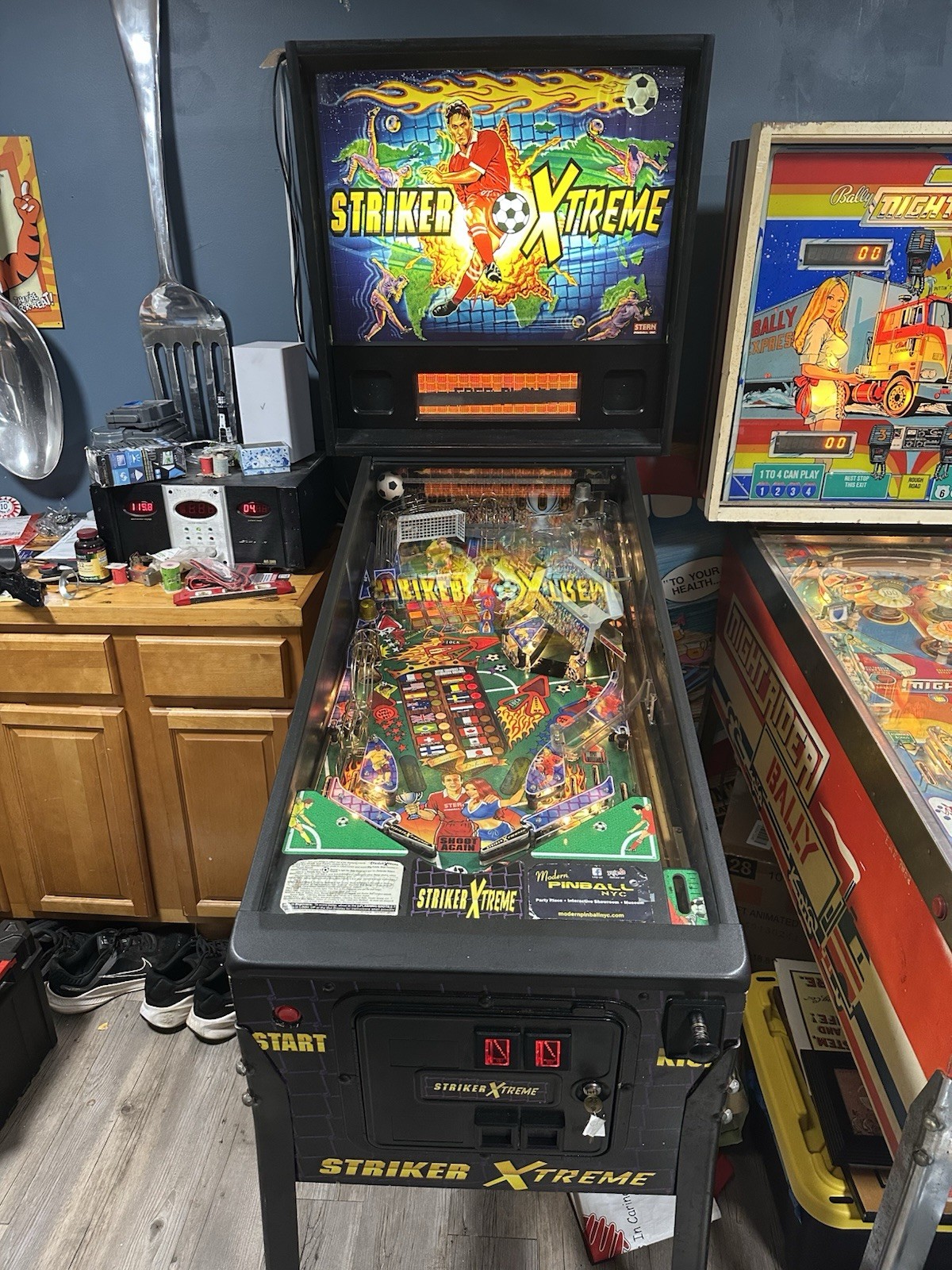2000 Stern Striker Xtreme Pinball Machine *WILL SHIP*