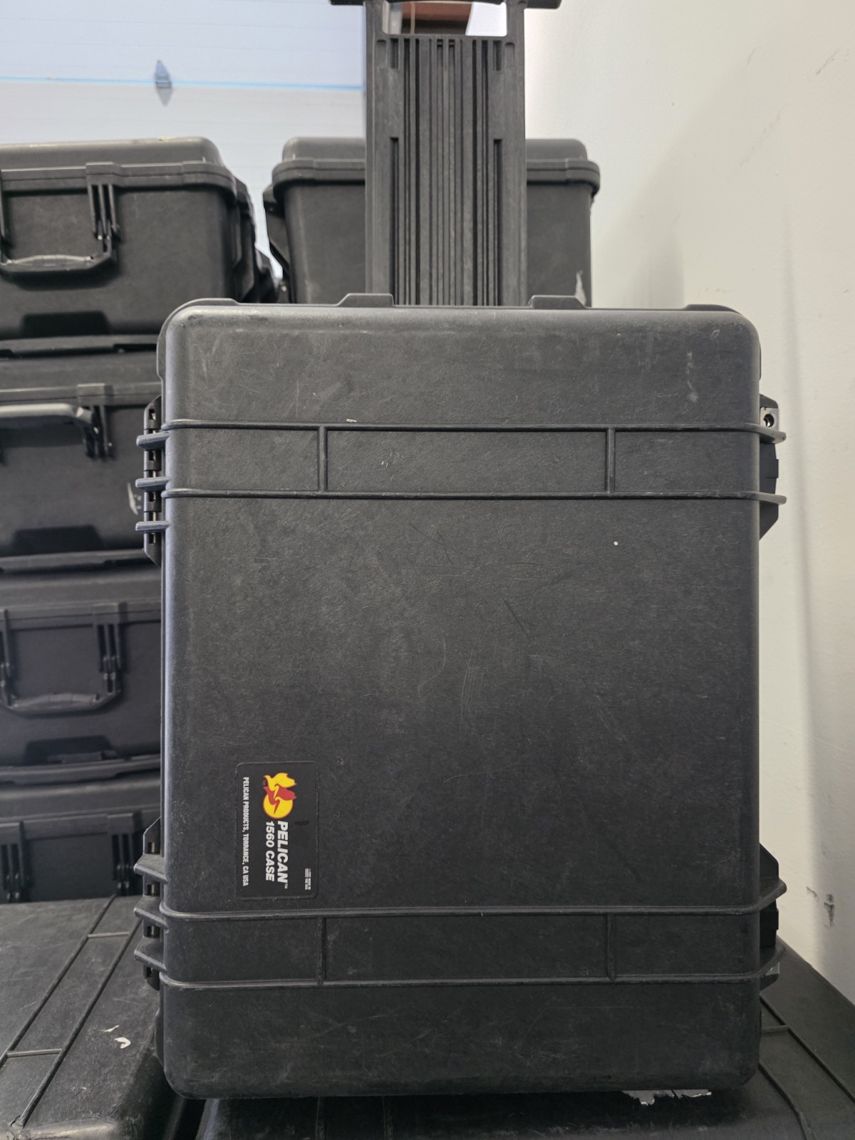 Pelican 1560 Waterproof Rolling Carry On Case Black good Condition no holes
