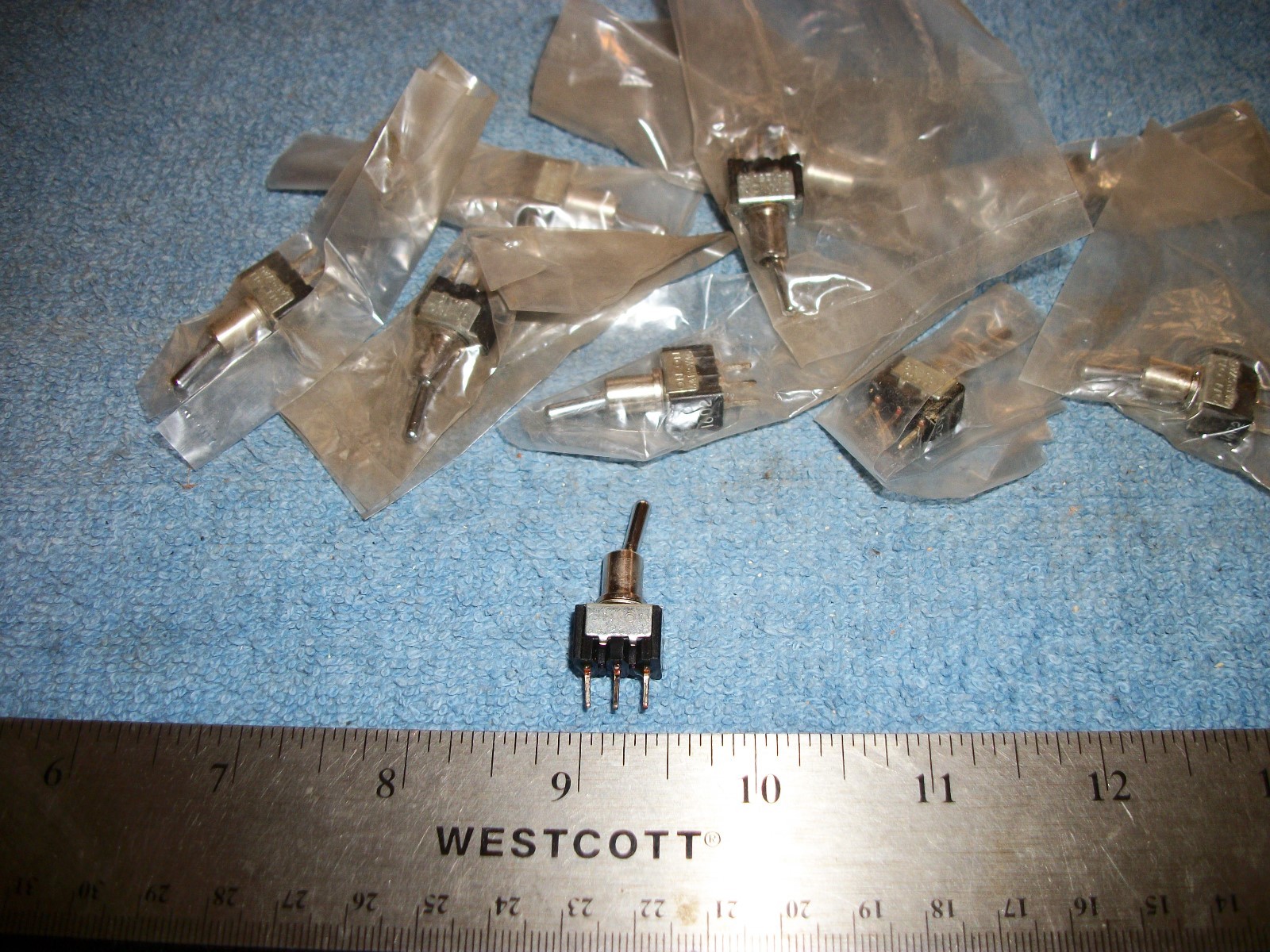 LOT OF MINI ON-ON SPDT OAK 6A 125VAC PC MOUNT TOGGLE SWITCHES S