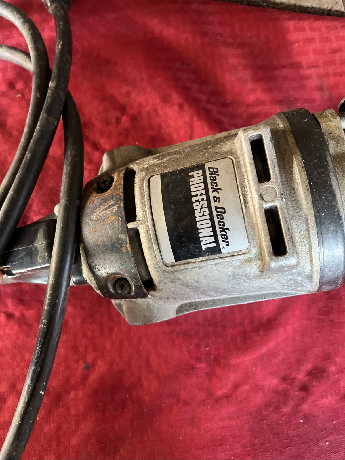 BLACK & DECKER 7"/9" HEAVY DUTY ANGLE SANDER NO. 4075