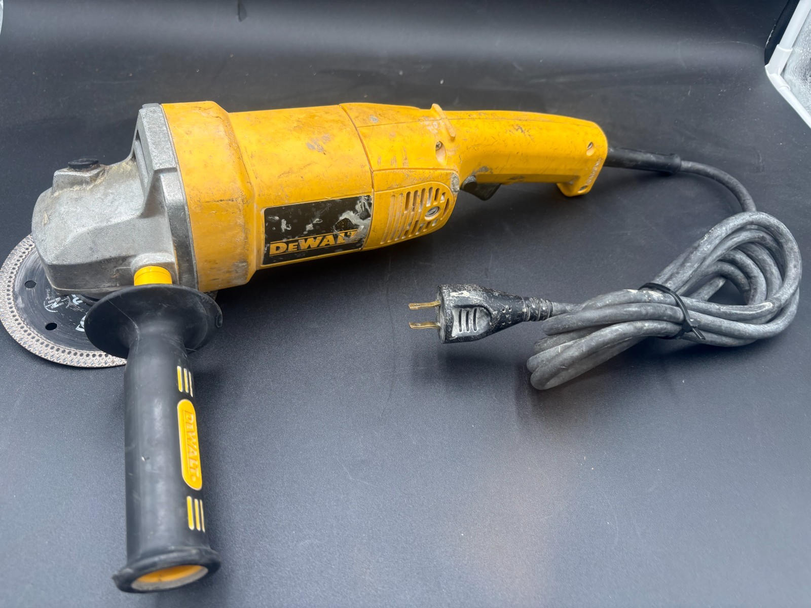 dewalt 5" (125 mm) 120v/ac/dc 50/60hz dw831 angle grinder (corded)