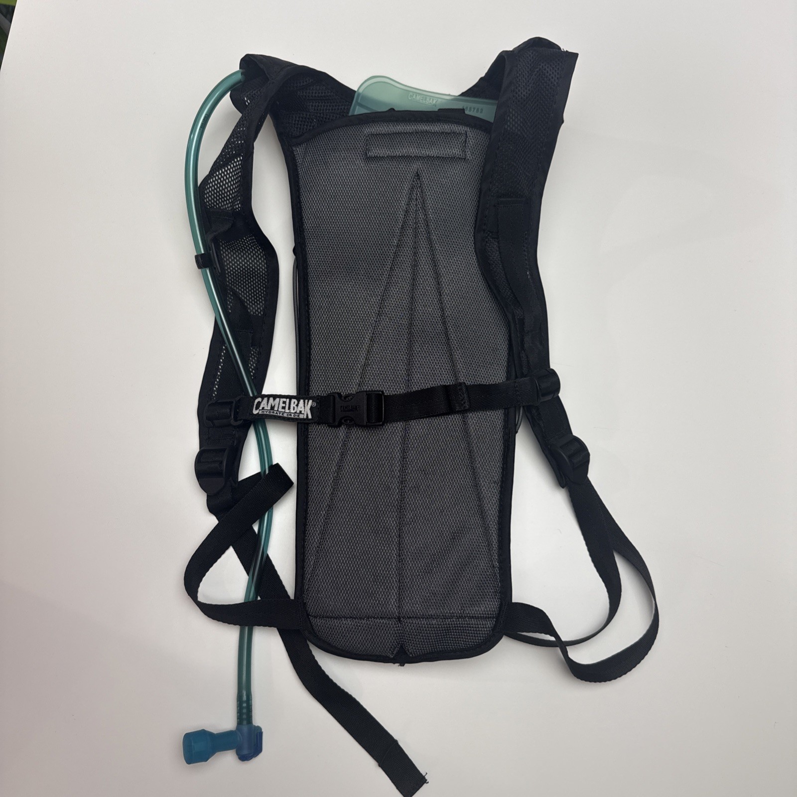 Camelback Classic Hydroback Hydration Hiking Backpack 70 oz Capacity Gray Blk
