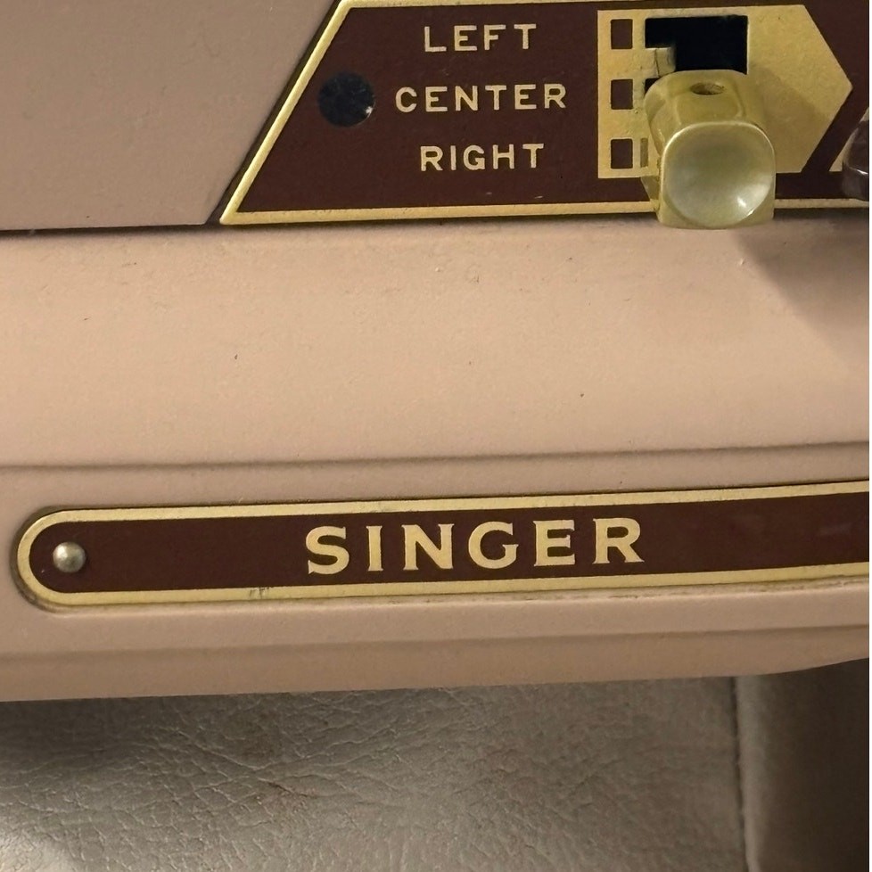 Singer 403A Vintage Sewing Machine w Case