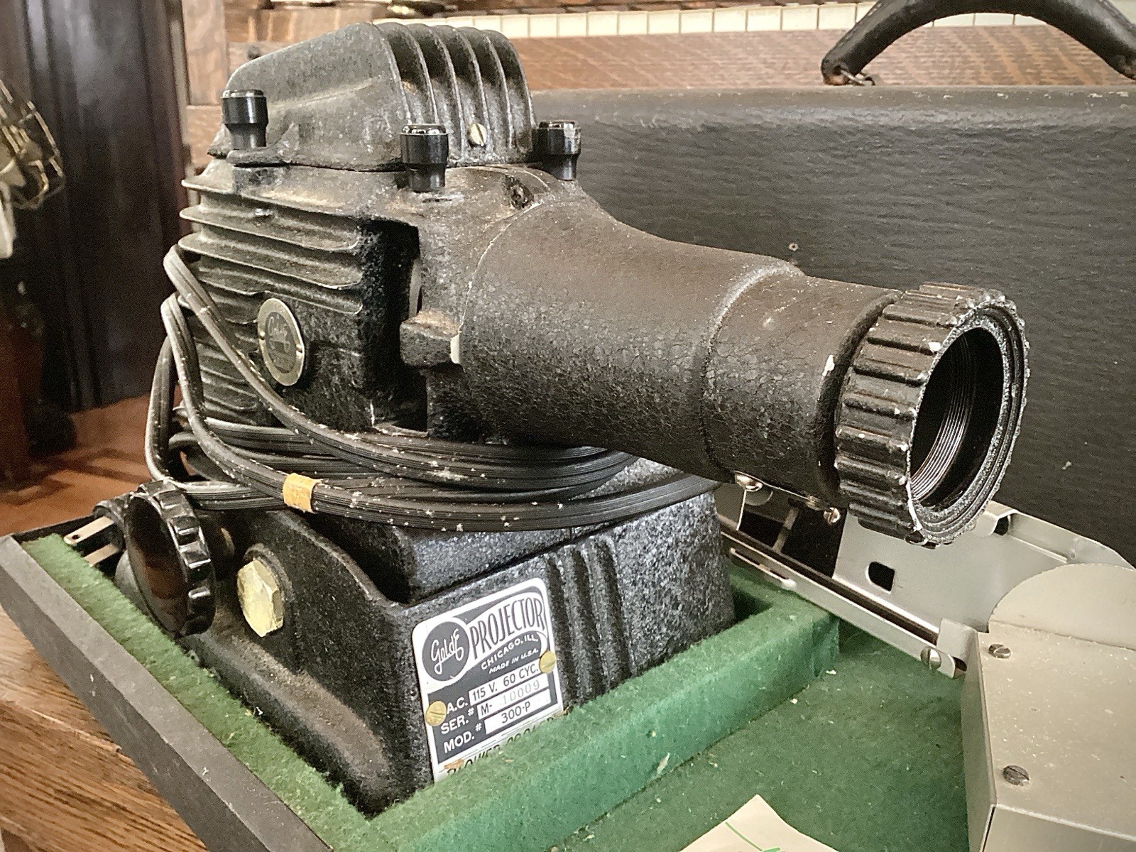Vintage Golde Manumatic Slide Projector No. 300-P-1042