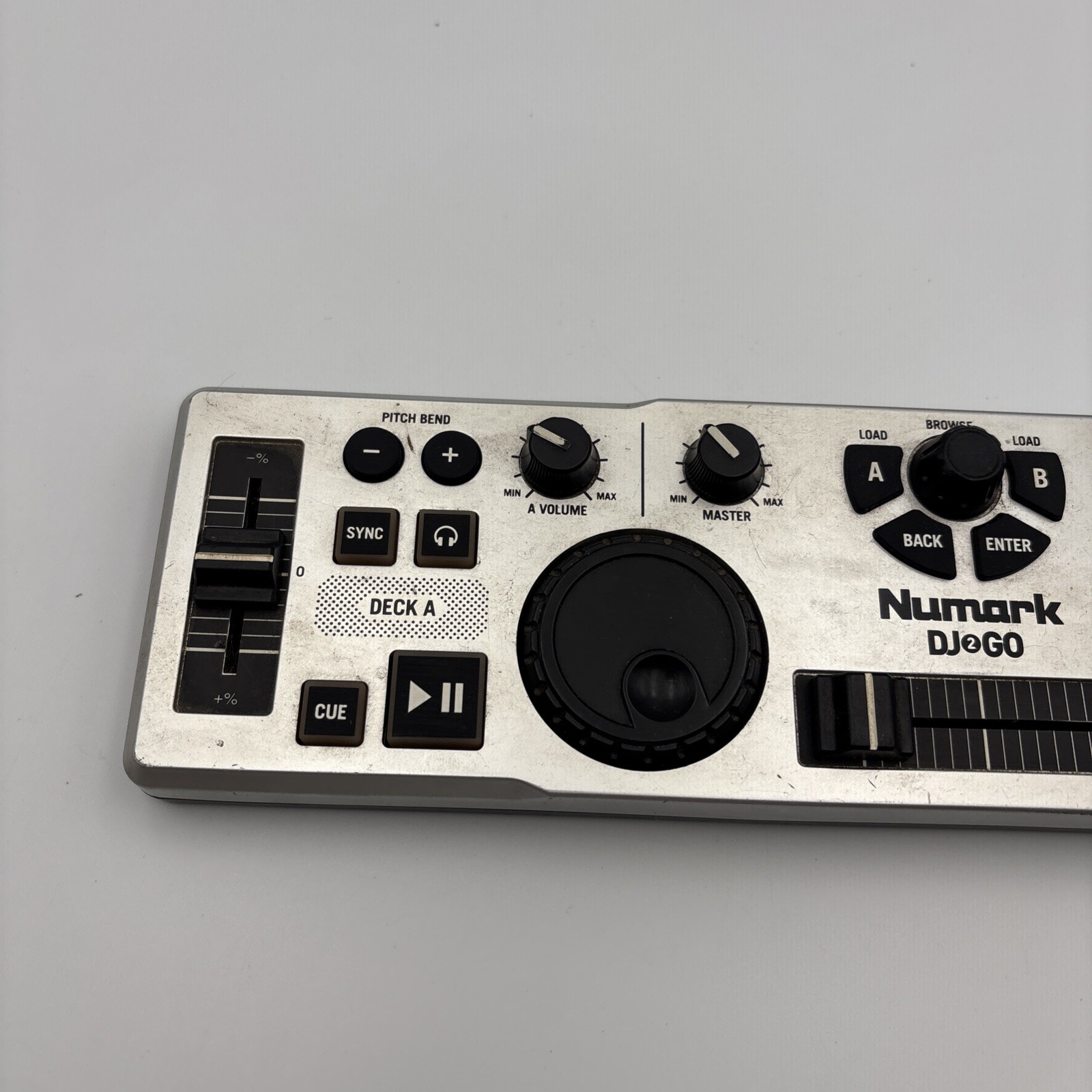 Numark DJ2Go Double Deck Portable USB DJ Controller with Loop/Sampler - READ!