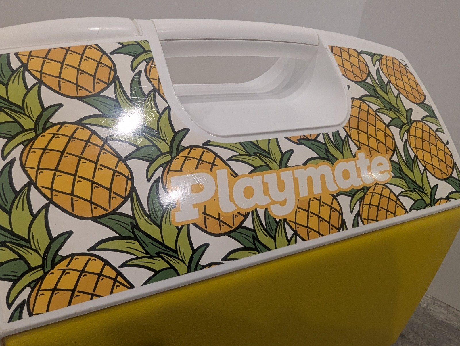 Vintage Igloo Playmate Elite Yellow Pineapple Cooler- MINT