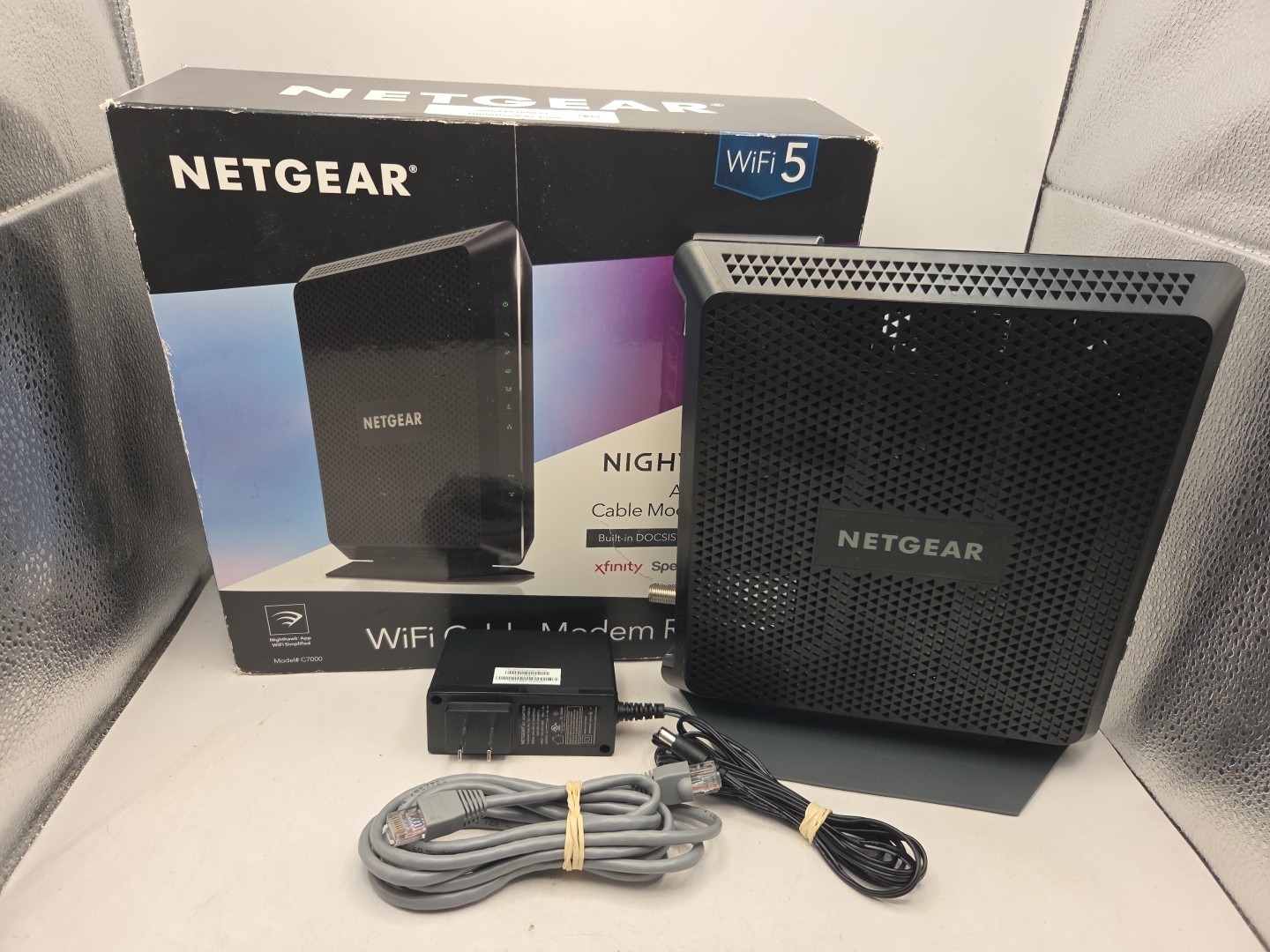 NETGEAR C7000V2 AC1900 WIFI CABLE ROUTER W/ Box and Cords SEE NOTES