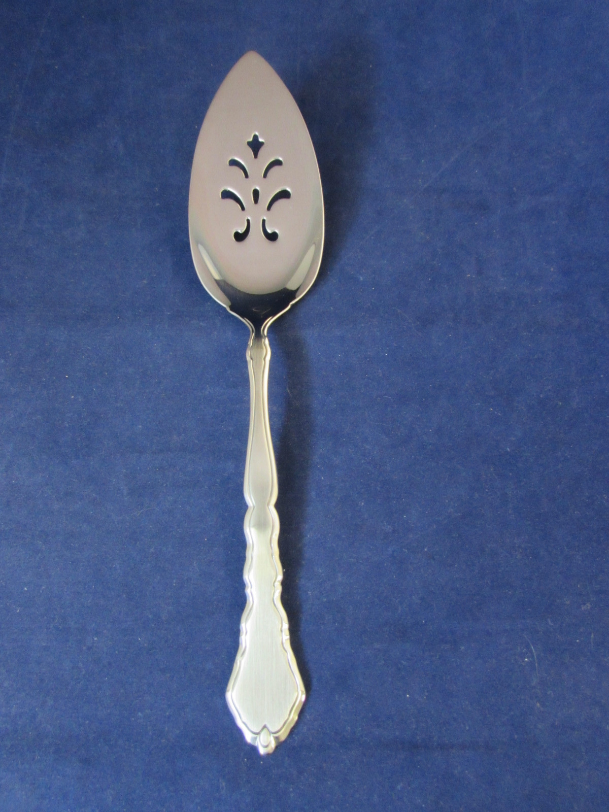 Oneida Stainless Flatware SATINIQUE Dessert Server / Servall  (Made in the USA)