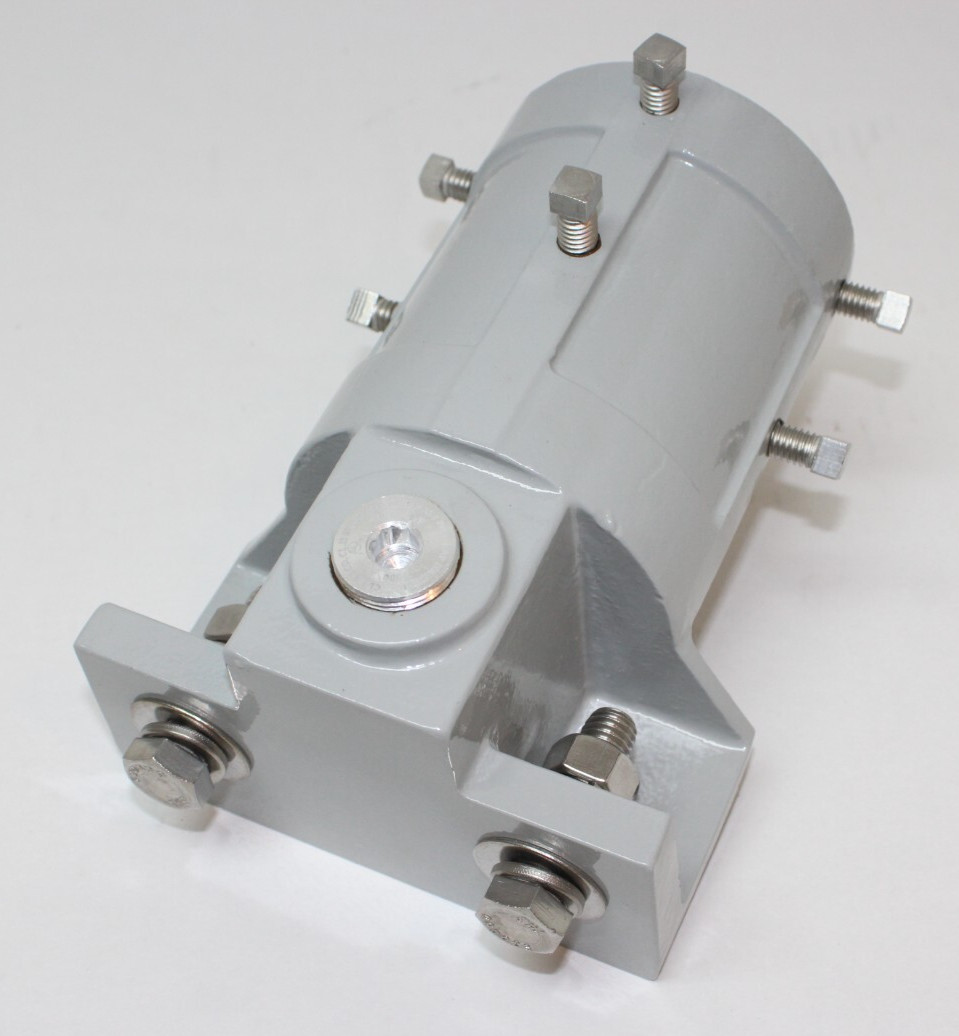 Pole Top Mounting Kit: Mounting Yokes