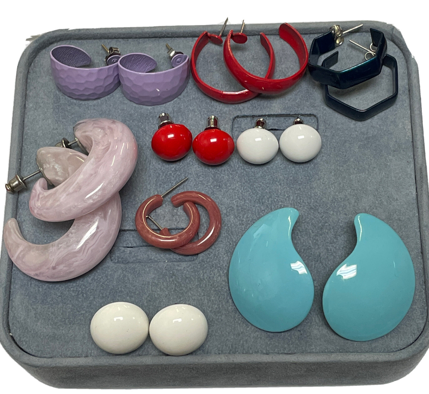 VINTAGE PIERCED EARRING LOT METAL/PLASTIC - SOLID COLORS - 9 PAIRS FASHION