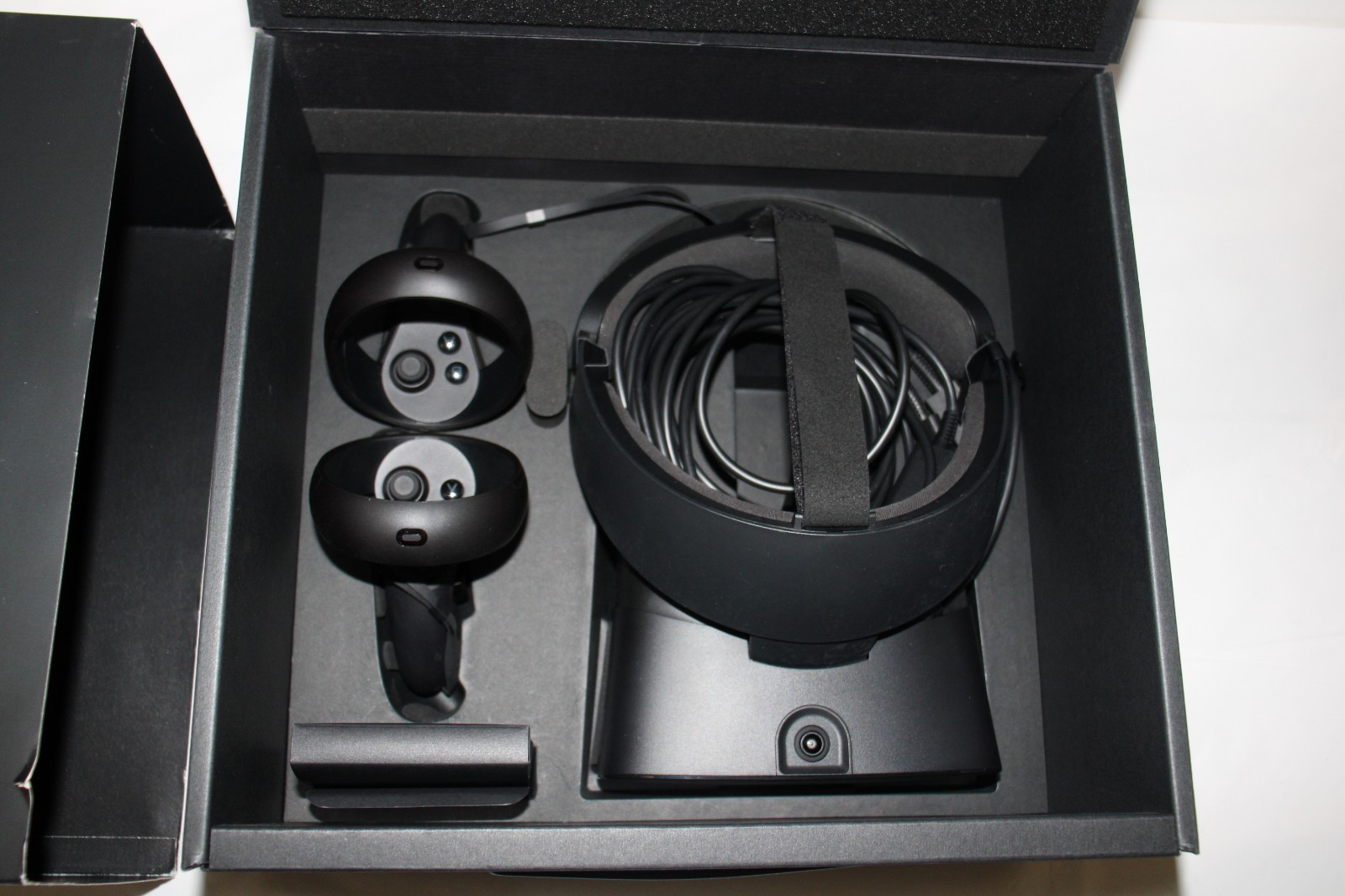 Oculus Rift S PC-Powered VR Gaming Headset Black FULL SET IN BOX "NEW"