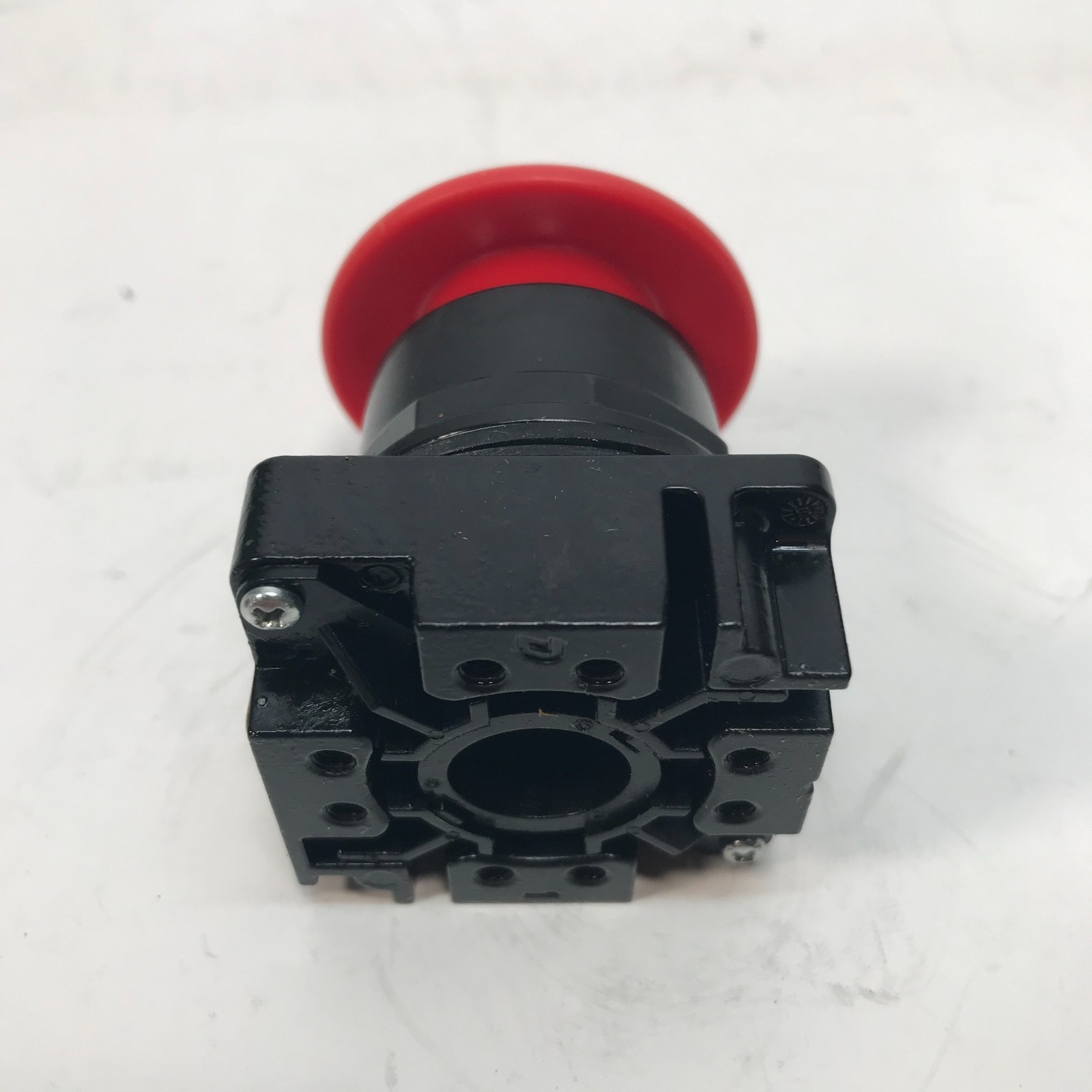 Siemens 52BP2W2 2 Pos. Push-Pull Operator Maintained, Plastic, 1 3/4", Red - New