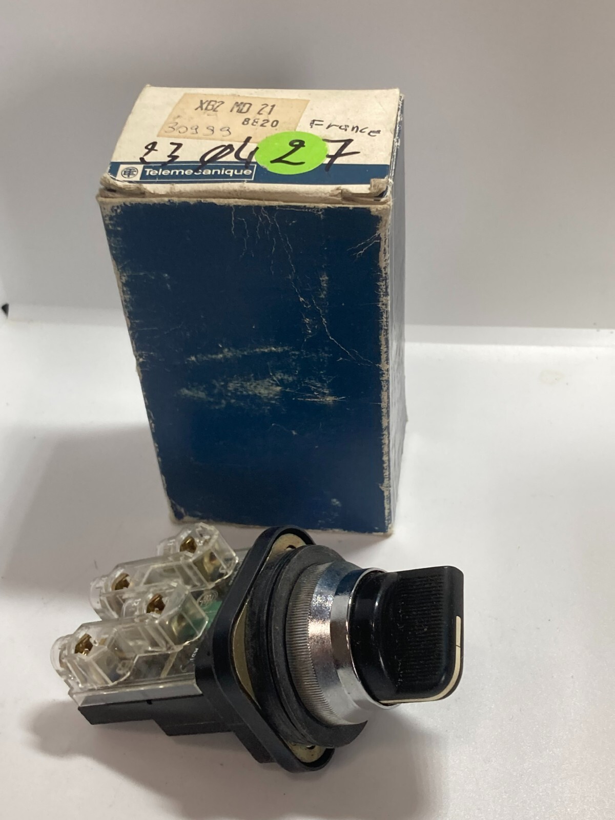TELEMECANIQUE XB2MD21 SELECTOR SWITCH 2 POS SPRING RETURN NIB
