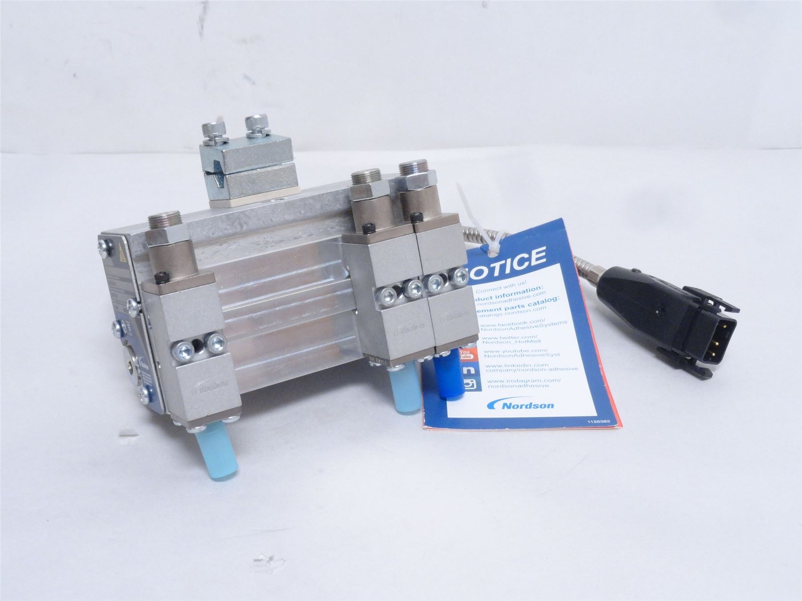 246923 New-No Box; Nordson 8510983 Hot Melt Glue Gun; 3-Tip; 240VAC; 300 Watts