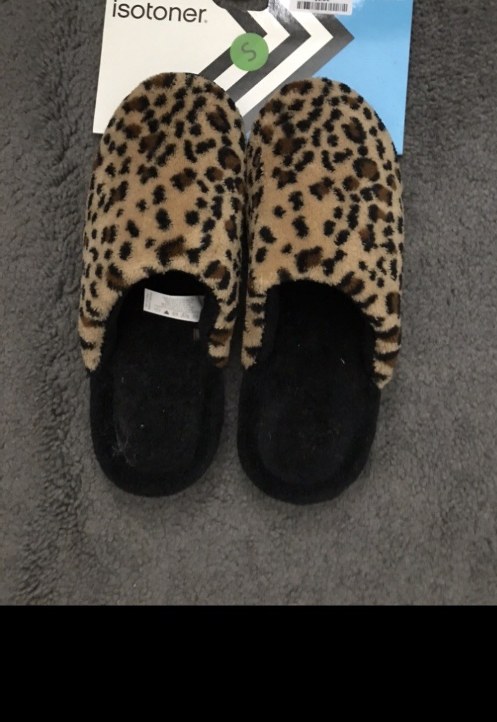 NEW *** ISOTONER SLIPPERS  *** SIZE MEDIUM *** LEOPARD PRINT