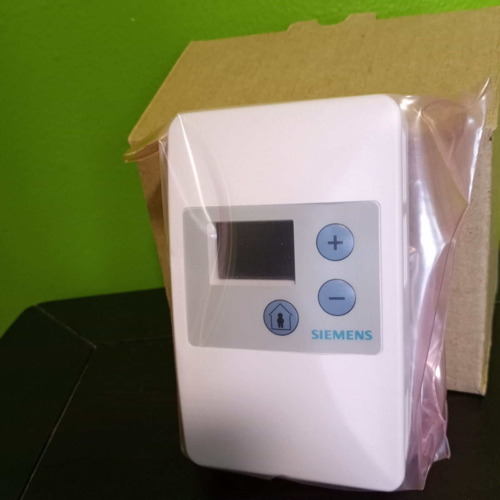 SIEMENS QAA2230.FWSN Room Temp Sensor, Thermistor, 32-122 F 48RH70